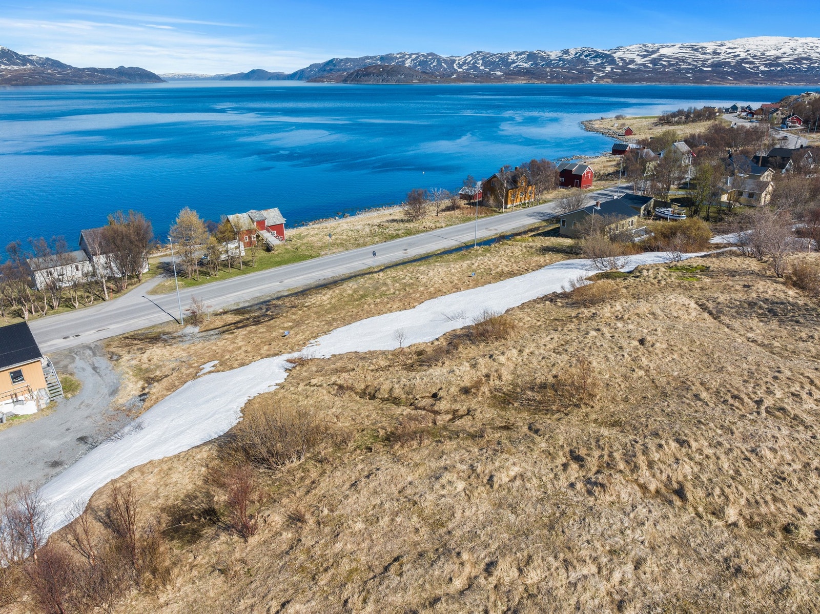Tomtens plassering i landskapet gir en vidstrakt utsikt langs kystlinjen. Galleribilde