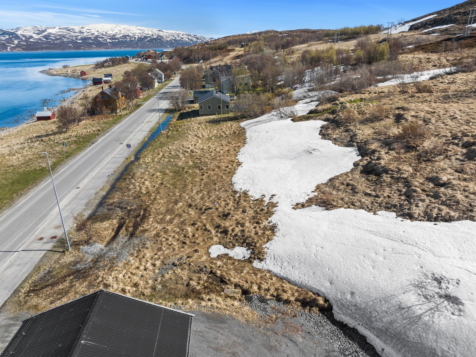 Tomten ligger i et område med spredt bebyggelse, med umiddelbar nærhet til både vei og sjø. Galleribilde