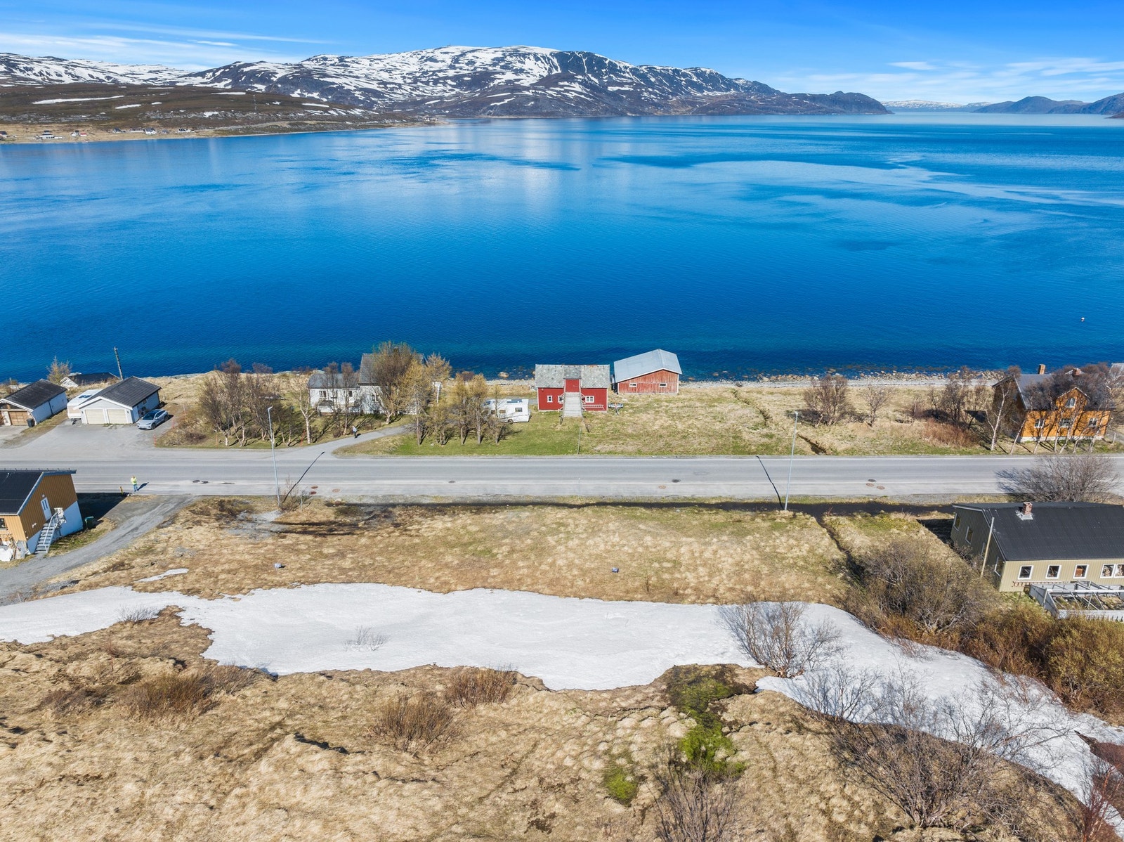 Eiendommen har en høy og fri beliggenhet med vidstrakt utsikt over fjorden og fjellene. Galleribilde