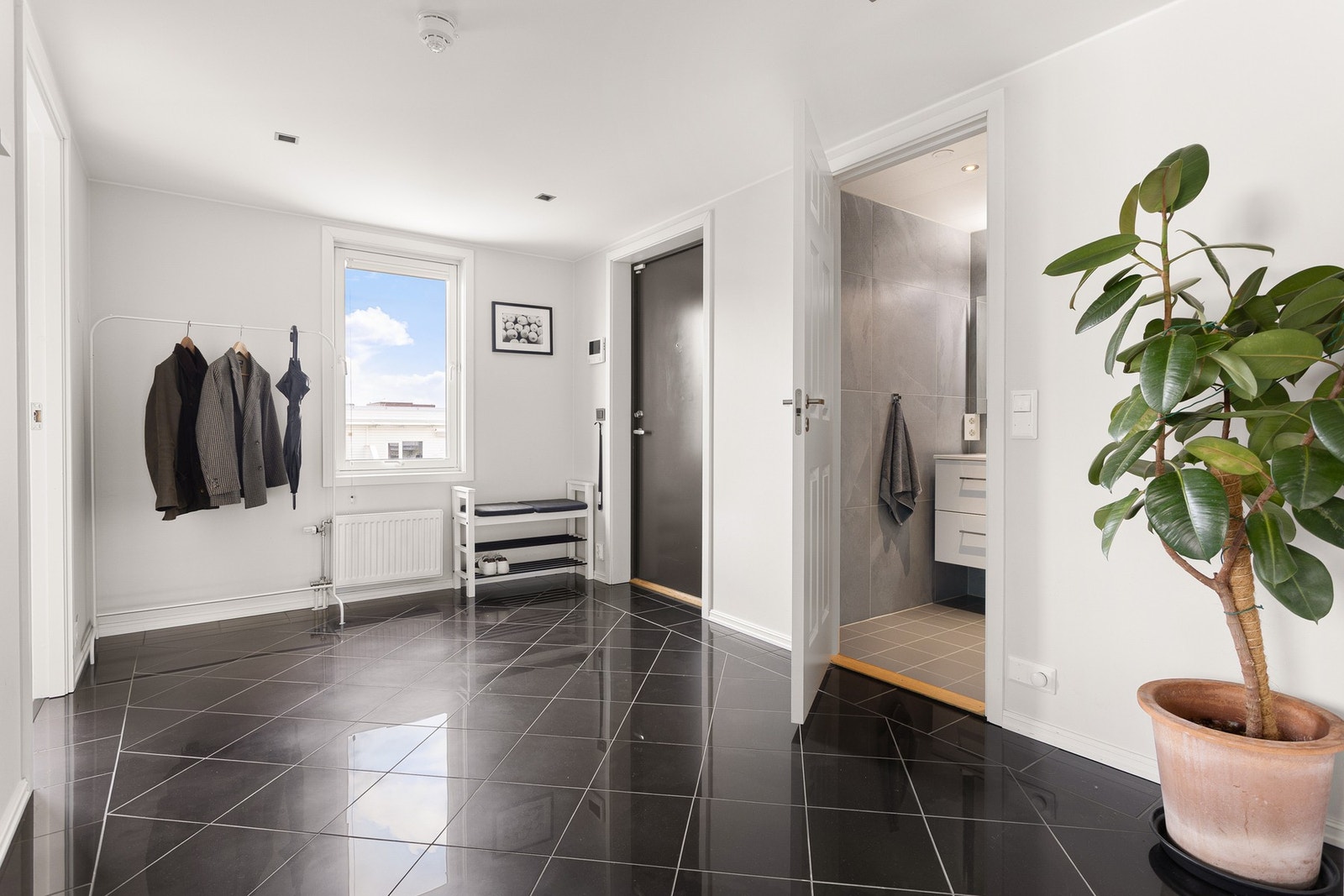 Det er fin plass for knaggrekker, speil, bilder og kommoder. Galleribilde