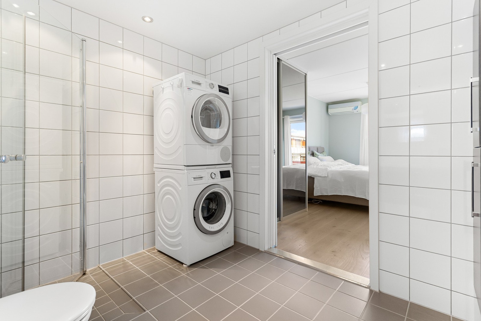 Det er opplegg for vaskemaskin og plass til tørketrommel. Galleribilde