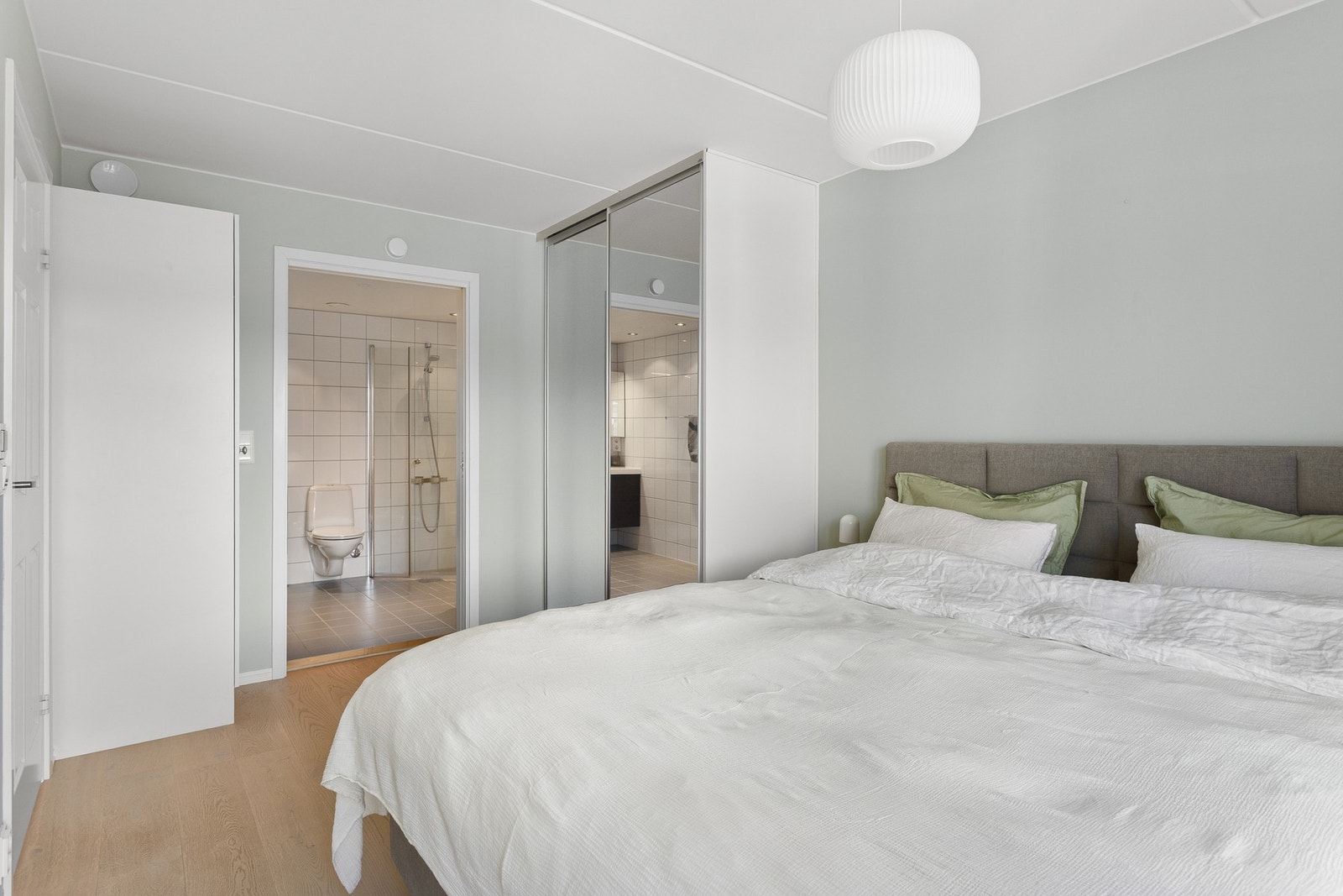 Garderobeskapene medfølger. Rommet er tilknyttet et eget fullverdig baderom og gir med det en "en suite"-løsning. Galleribilde