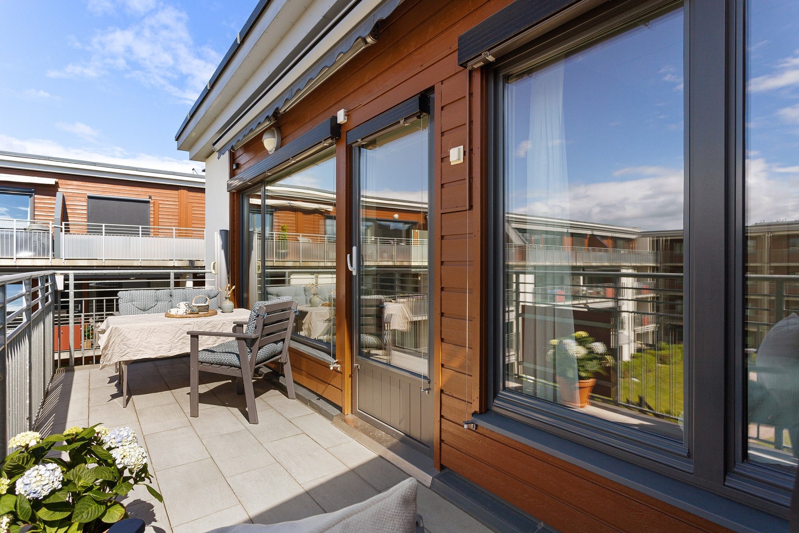 Balkongen er på 11 kvm og gir med det god plass til både loungemøblement, spisebord, grill og beplantning. Det er montert belysning, stikkontakter og markise som kan benyttes ved behov. Galleribilde