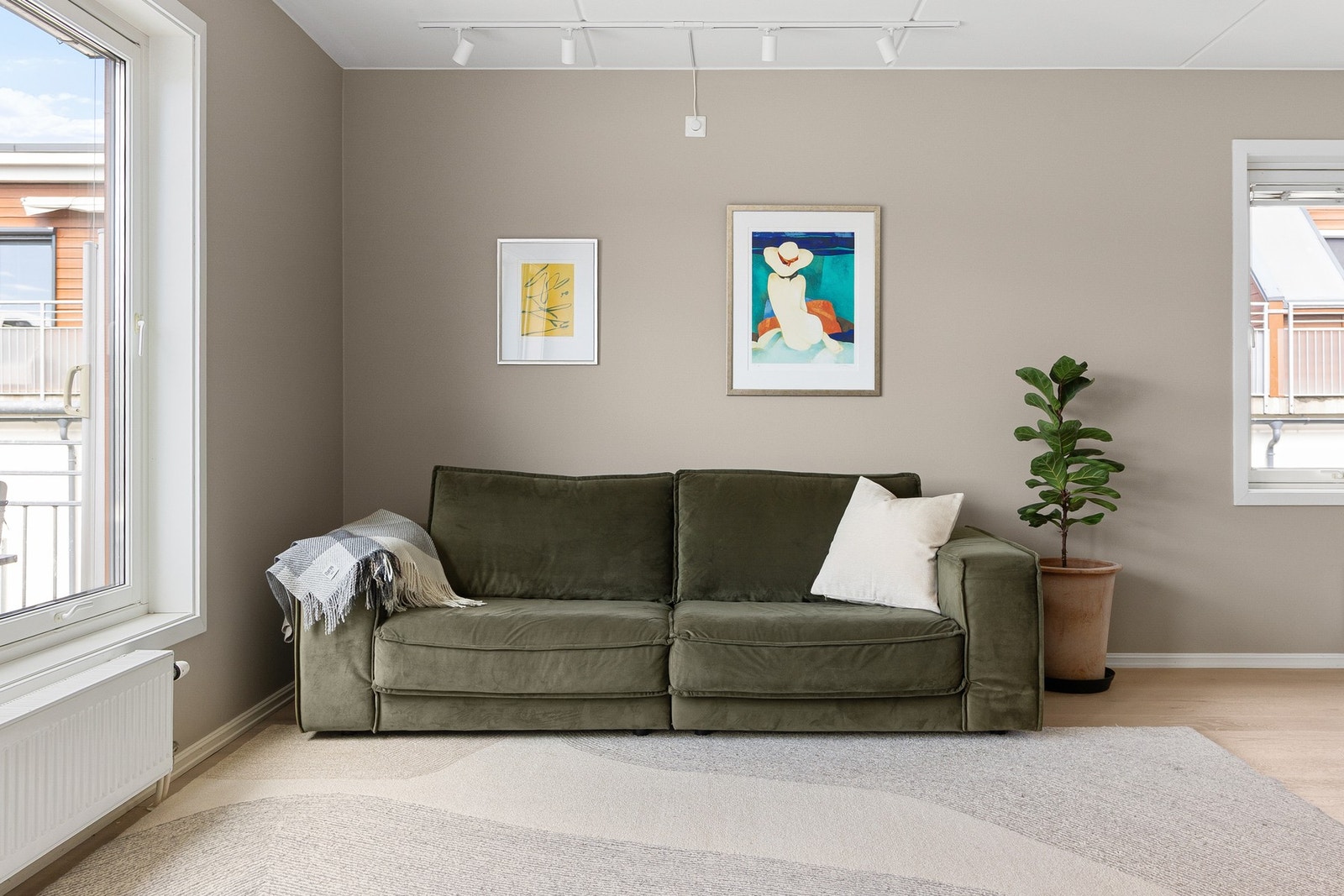 Borettslaget er et Selvaag Pluss konsept med en flott opparbeidet og lukket gårdsrom/atrium, samt servicefasiliteter som treningsrom, hotellrom, selskapslokale og bemannet resepsjon mm. Galleribilde