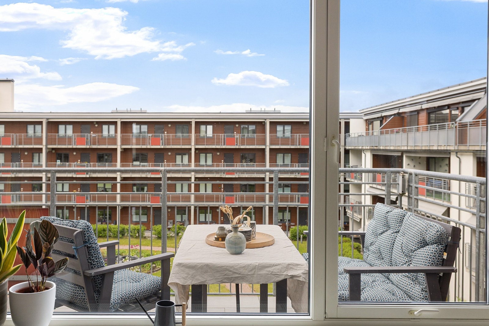 Fra stuen er det utgang til boligens herlige balkong. Galleribilde