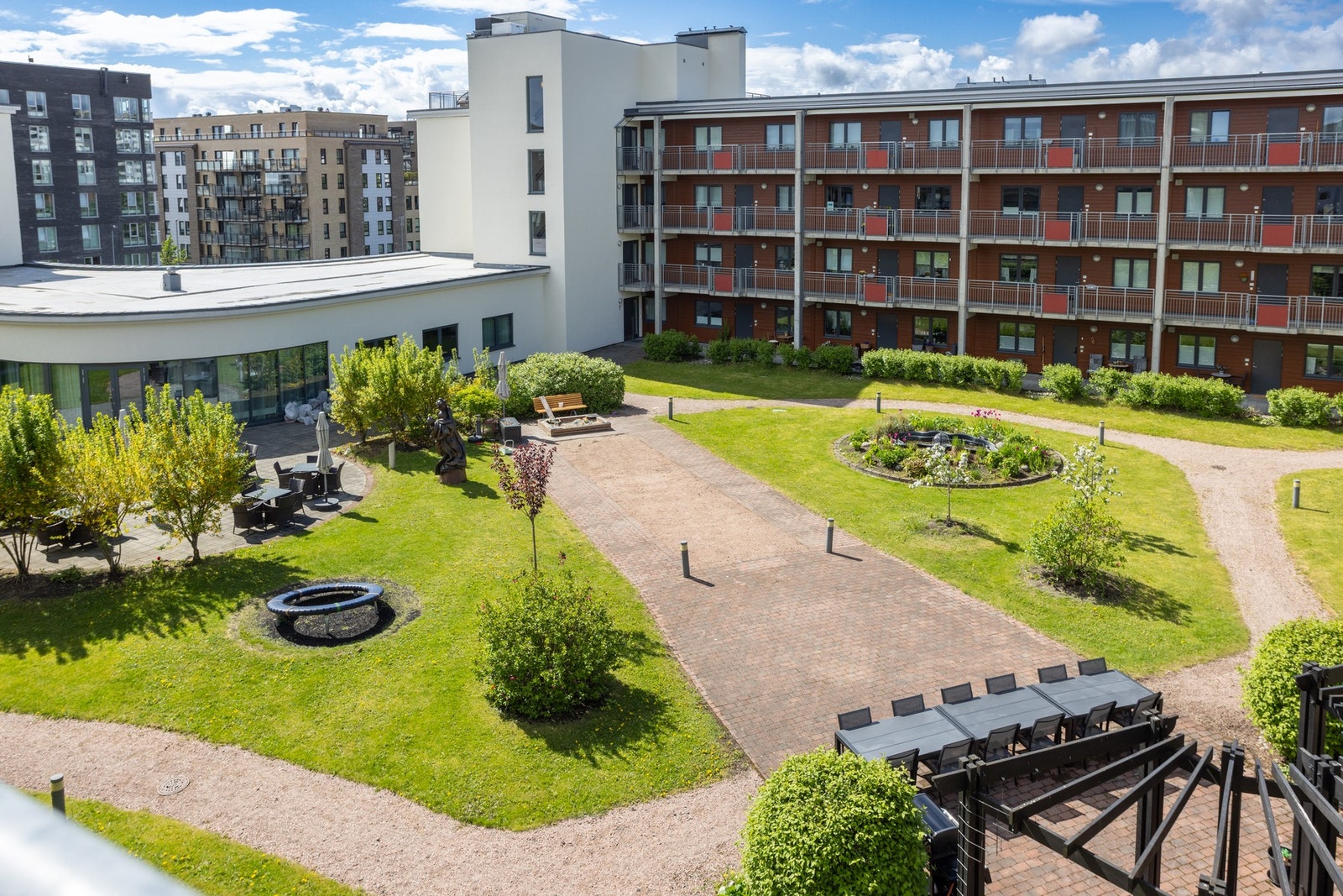 Beliggenheten i byggets toppetasje kombinert med god avstand til bygg på fremsiden gjør at boligen får mye luft. Hyggelig utsyn mot borettslagets flotte atrium. Galleribilde