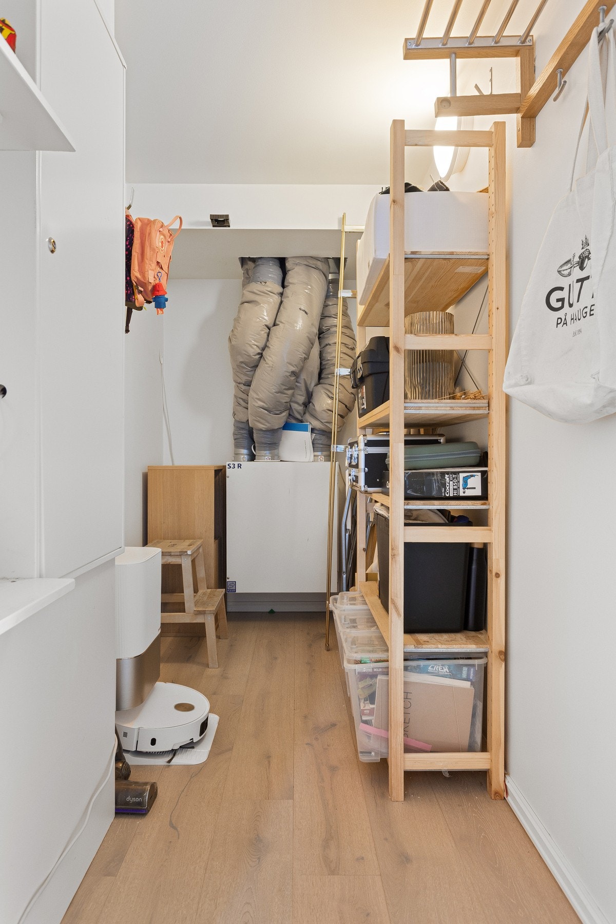 I tilknytning til entréen er det en praktisk innvendig bod. Galleribilde