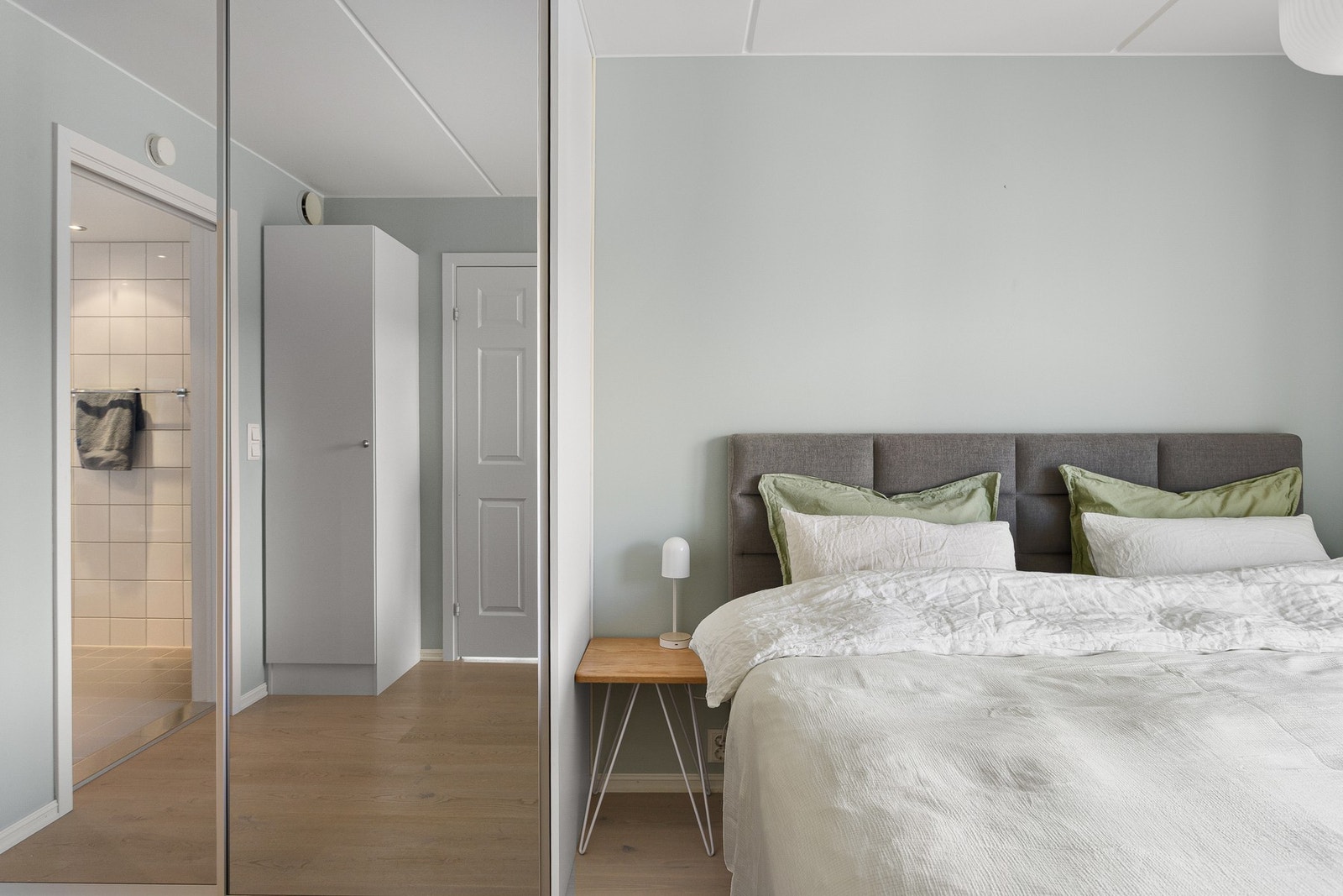 God plass til stor dobbeltseng, nattbord og oppbevaringsmøblement. Galleribilde