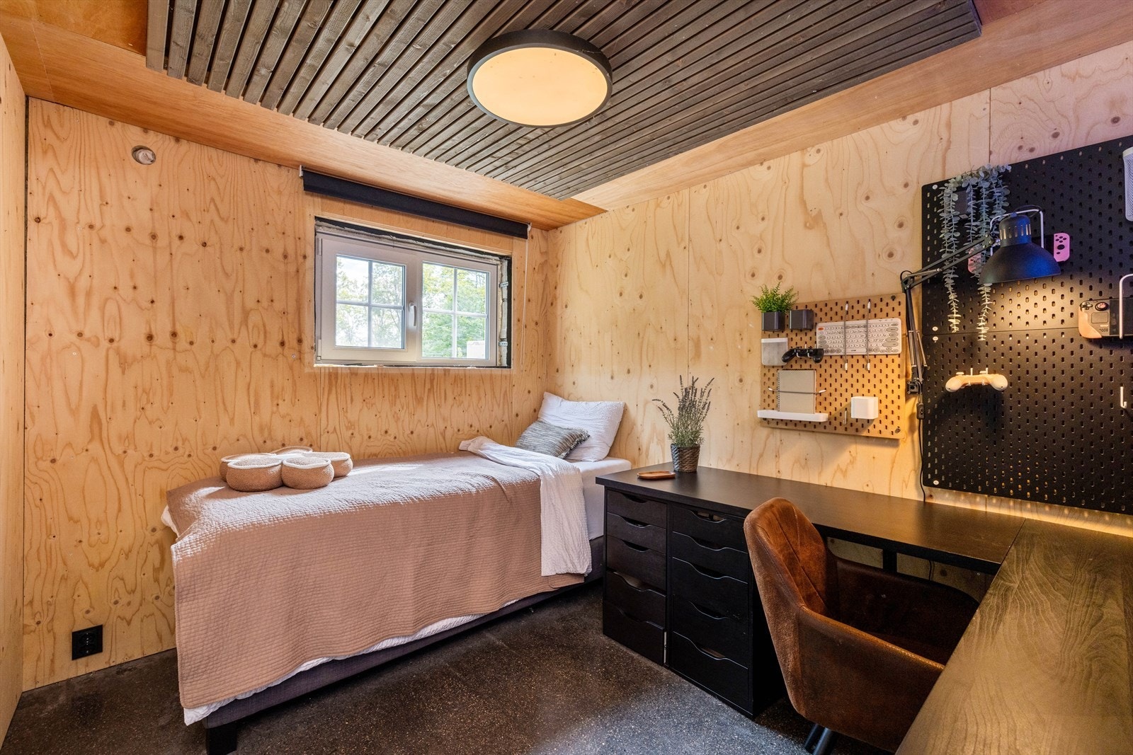 Denne etasjen er også innredet med rom som benyttes som soverom. I likhet med bygningstegningen fra hovedplan, er tegningen for denne etasjen også mangelfull i forhold til rombenevnelser. Galleribilde