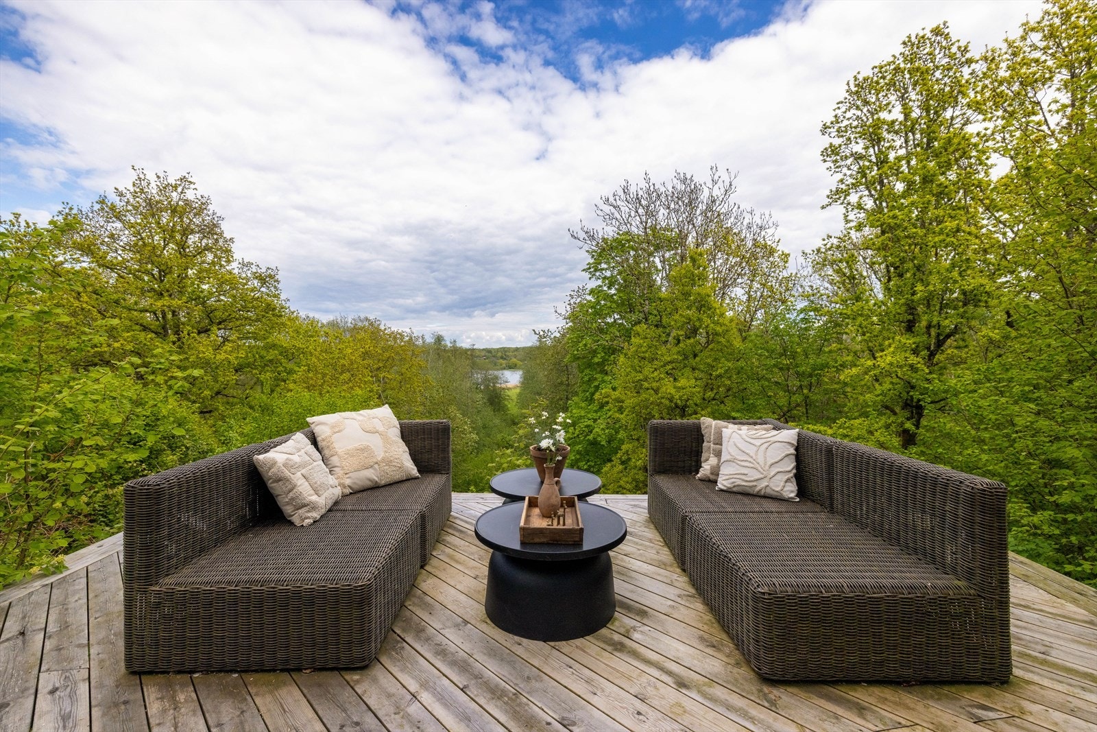 Fra stue/kjøkken er det også utgang til terrasseplatting med nydelig utsyn mot Borrevannet. Galleribilde