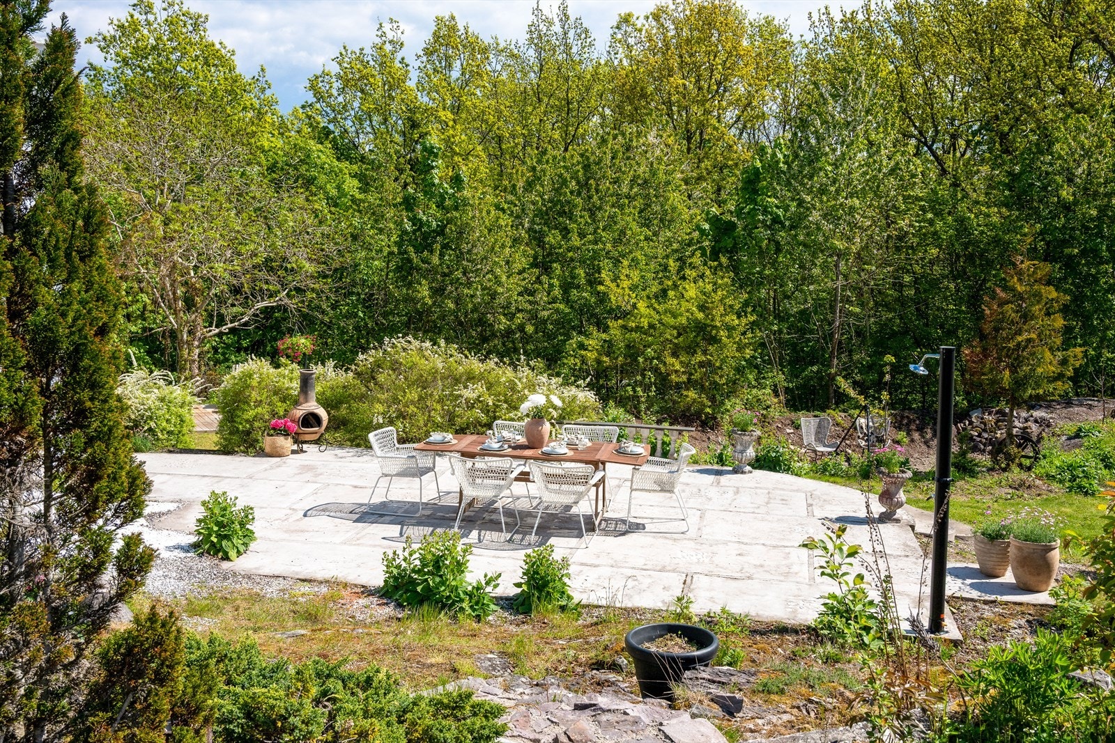 Her bor du med en rolig og nærmest meditativ stemning rundt deg, hvor fuglesang, grønne omgivelser og nydelig utsikt skaper følelsen av å være langt borte fra hverdagens tempo. Galleribilde