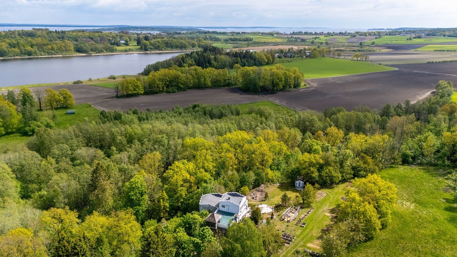 Horten byr på koselige handlegater, kjøpesenter, kafeer, restauranter og et rikt kulturliv, særlig rundt historiske Karljohansvern. Galleribilde