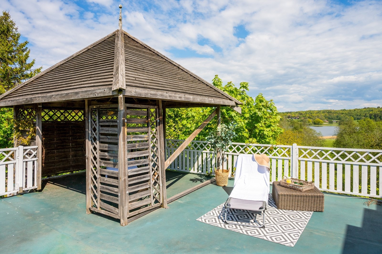 Takterrassen på 61 m² med pergola gir en egen, mer tilbaketrukket oase høyt over eiendommen, perfekt for en rolig frokost i morgensolen, en bok i skyggen av pergolataket, eller en kveld under åpen himmel. Galleribilde