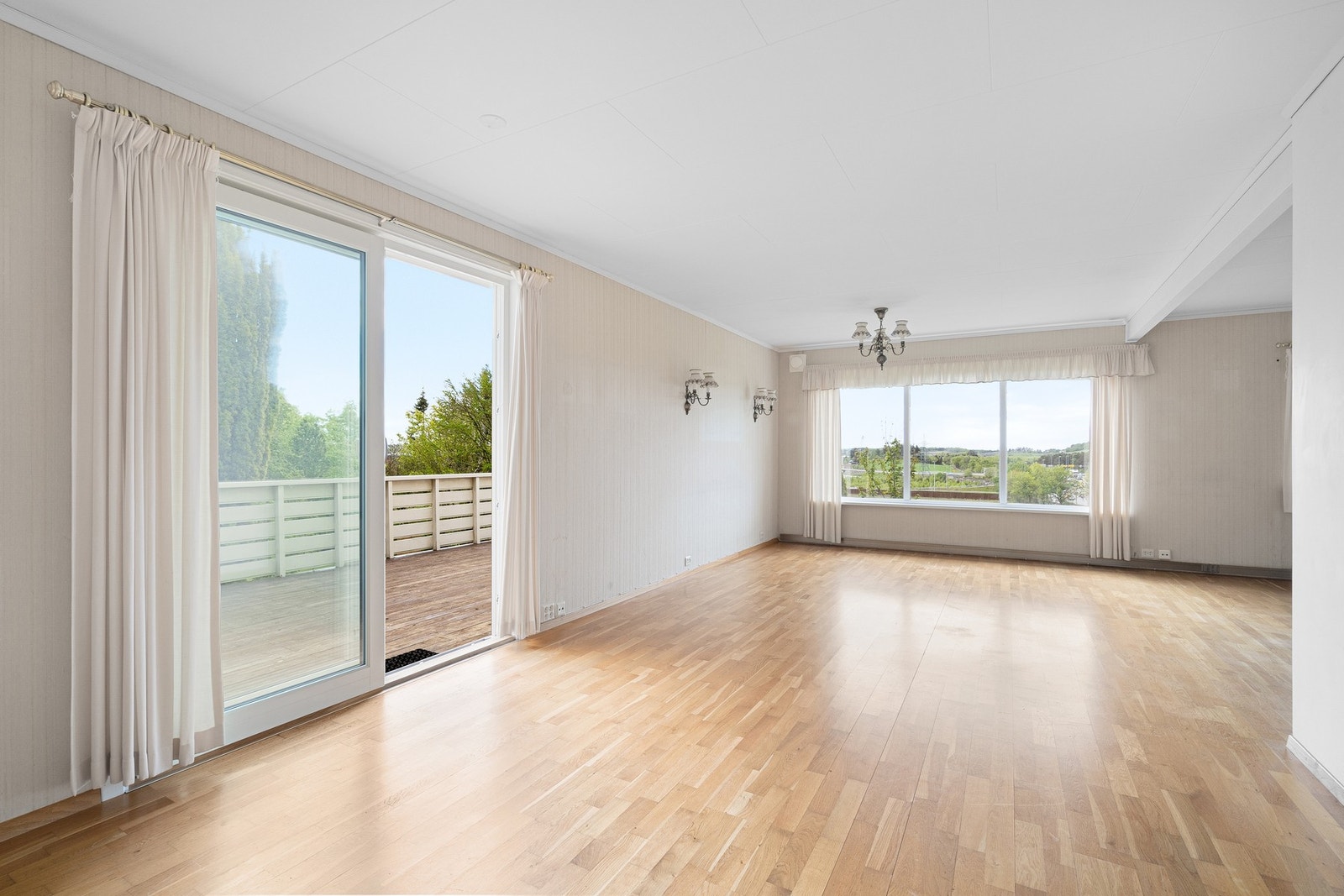 Stue har utgang til stor terrasse Galleribilde