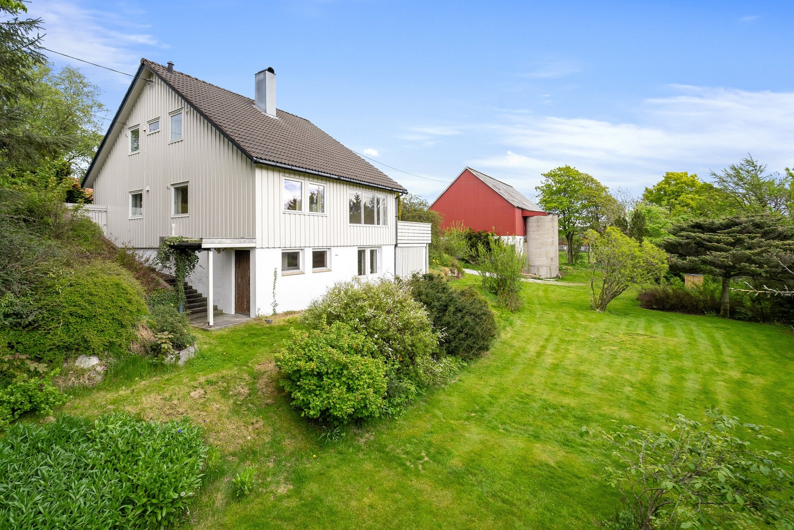 Stor tomt og pent opparbeidet hage. Fin mulighet for den hageinteresserte. Galleribilde