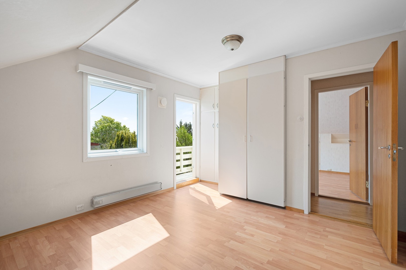 Soverom med utgang til luftebalkong. Galleribilde
