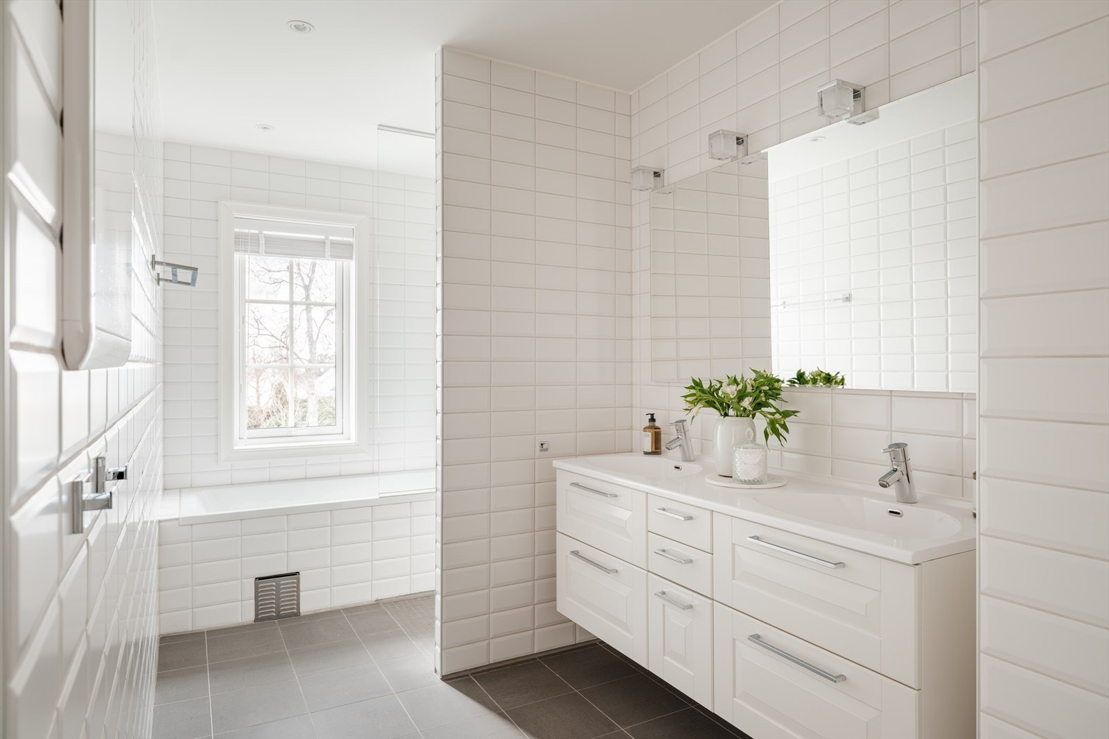 Badet er inndelt i soner og har et tidløst, klassisk uttrykk Galleribilde