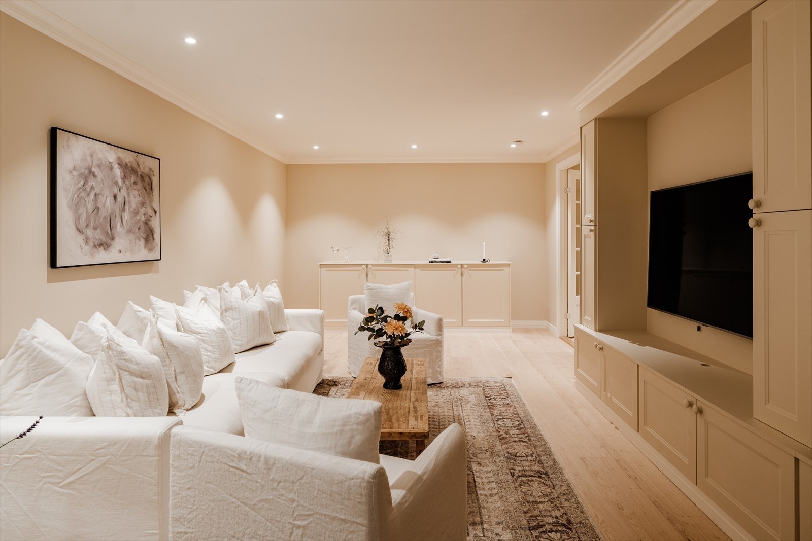 Romslig rom i kjelleretasje med plassbygde innredninger, i dag benyttet som tv-stue. 1-stavs parkett, downlights i himling og varmefolie i gulv for god komfort Galleribilde