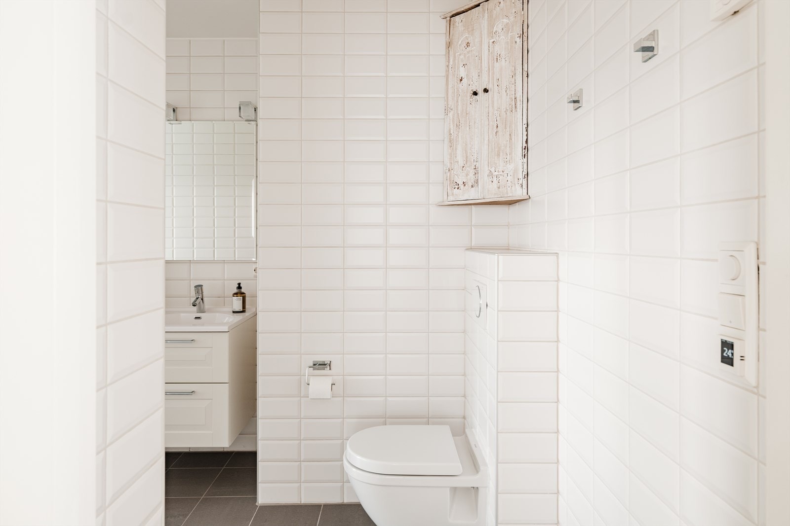 Delikat, helfliset bad i 2. etasje med varmekabler i gulv og downlights i himling Galleribilde