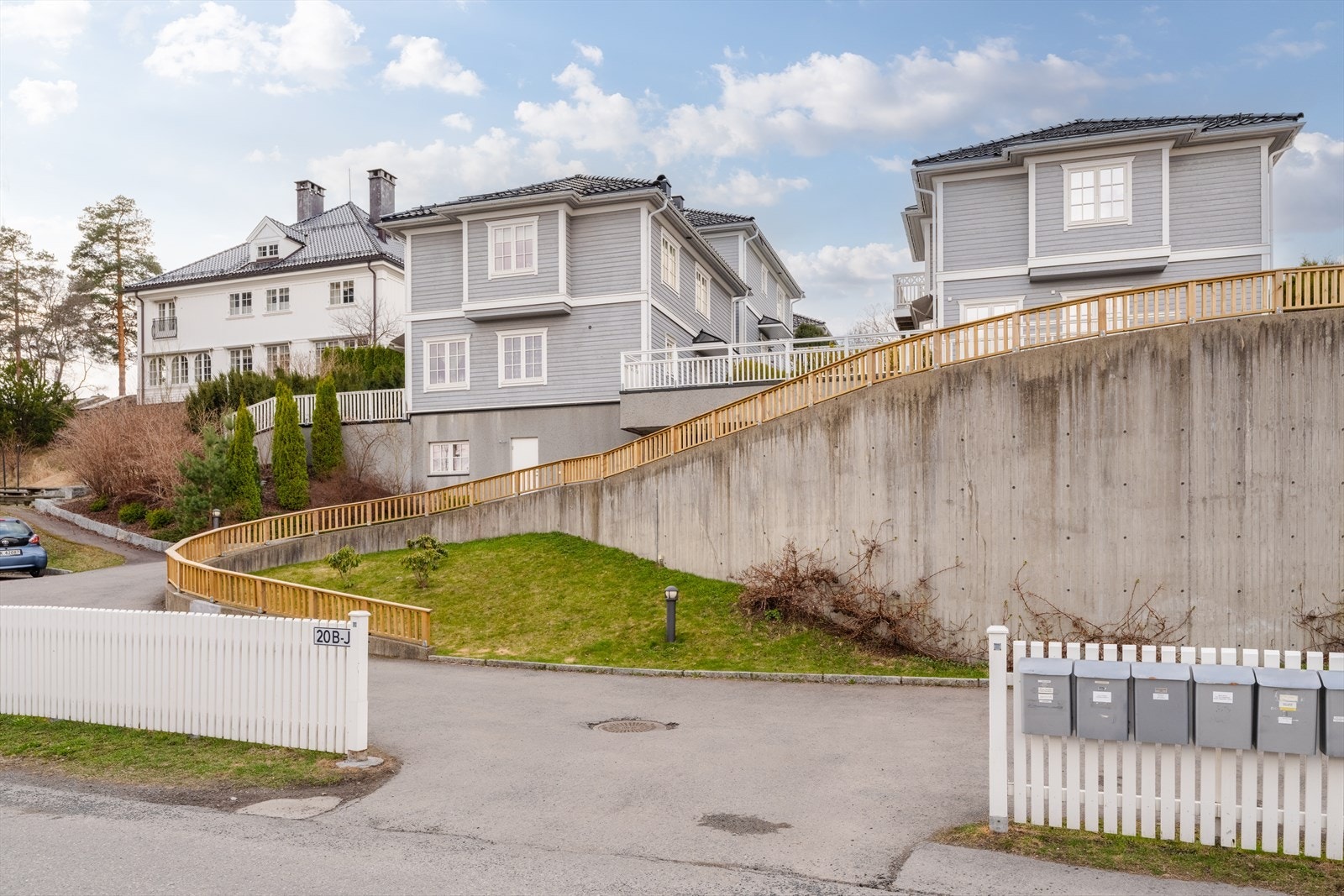 Boligen ligger i et hyggelig tunmiljø med hage og pent opparbeidede fellesarealer. Oppkjørselen er oppvarmet. Sameiet er veldrevet og preget av beboere som tar vare på både eiendommen og fellesskapet Galleribilde