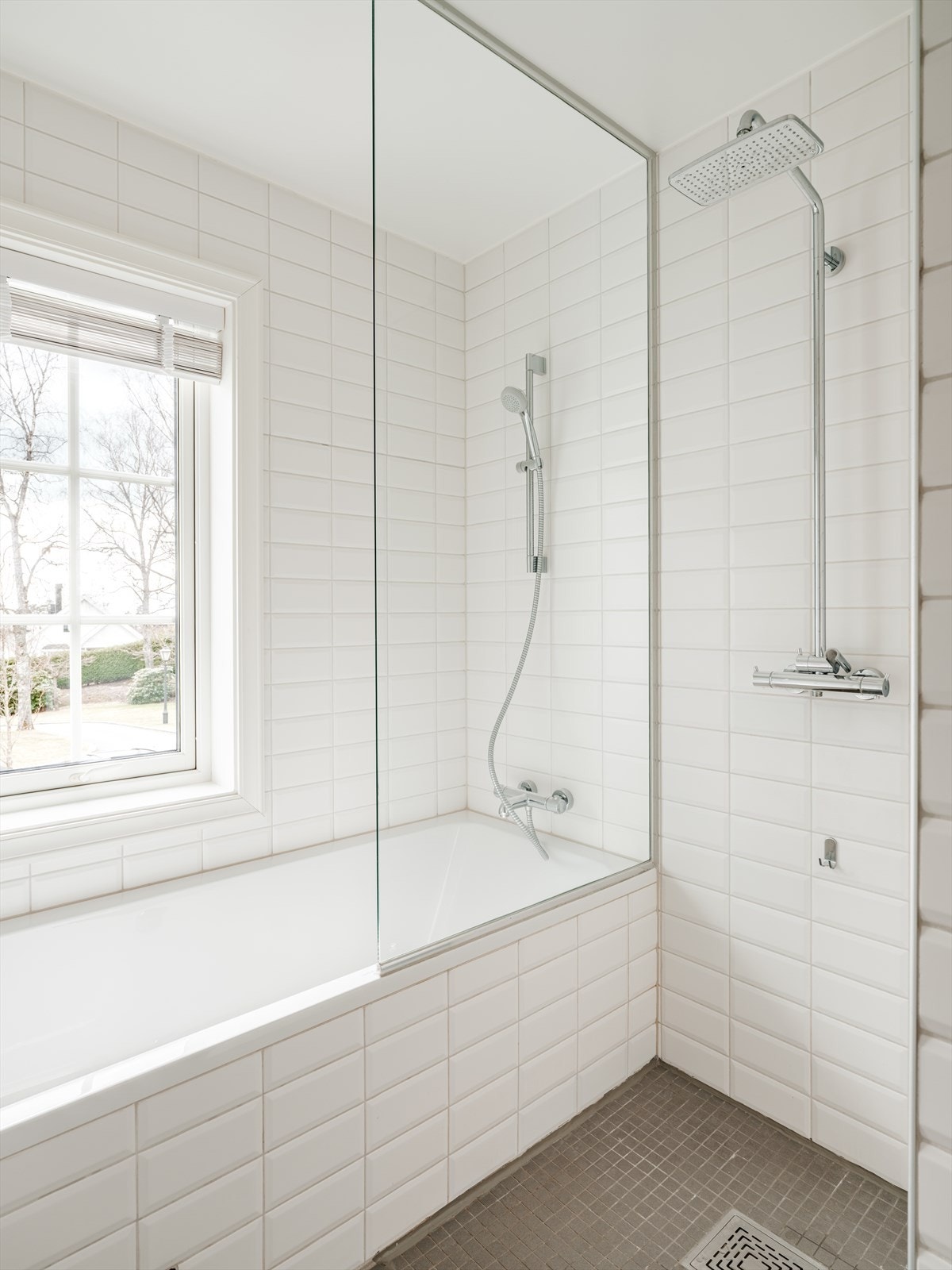 Badekar og dusjnisje med regnfallsdusj Galleribilde