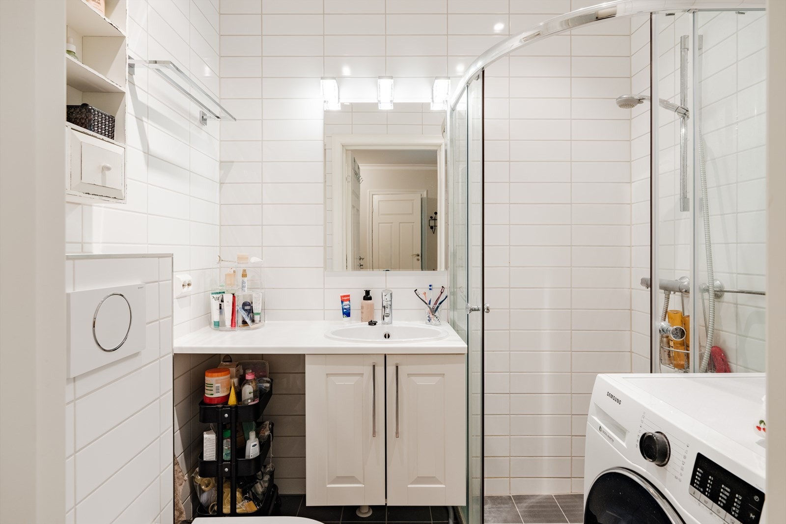 Helfliset bad med varmekabler i gulv, downlights i himling og plass/opplegg for vaskemaskin Galleribilde