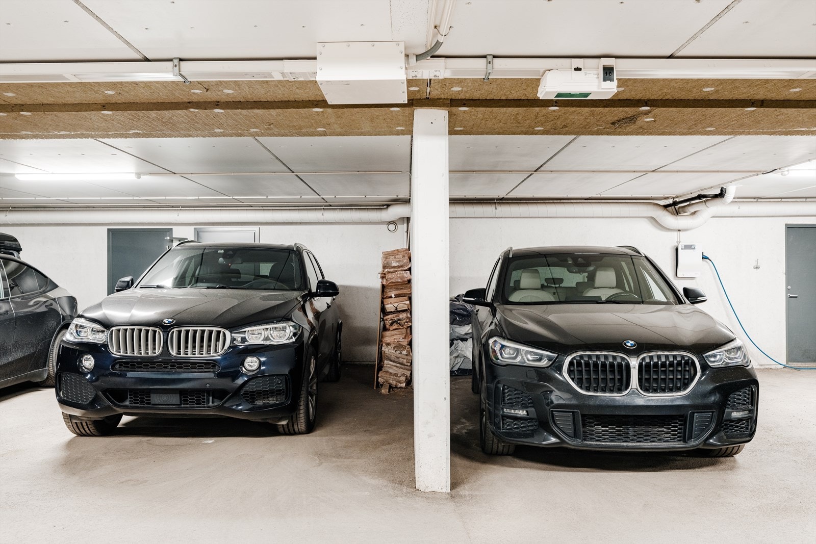 Boligen har tilhørende to parkeringsplasser i i felles, oppvarmet garasjeanlegg. Det er klargjort for montering av ladeboks knyttet til parkeringsplassene Galleribilde