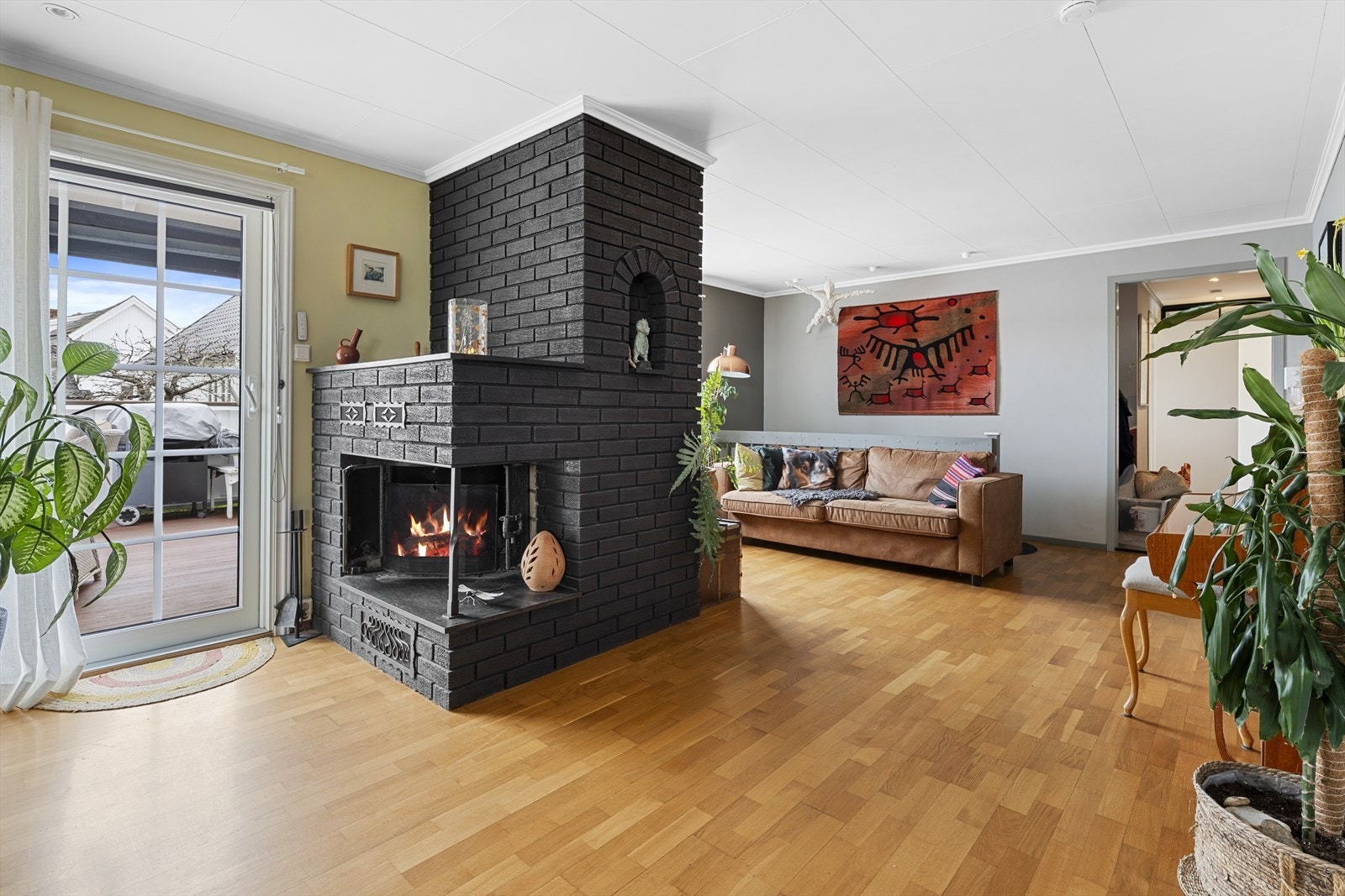 Romslig stue med peis. Galleribilde