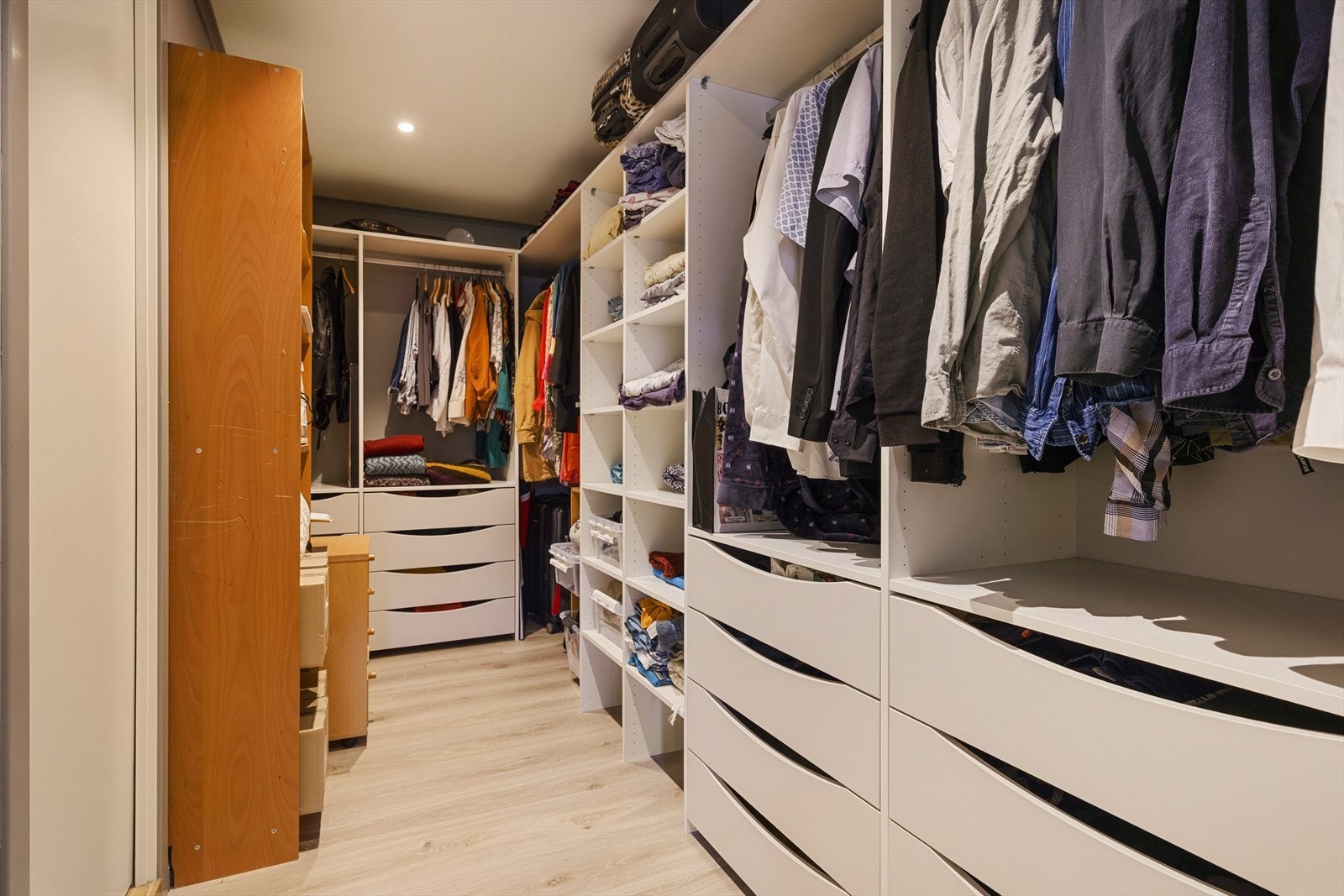 Walk-in garderobe i tilknytning til hovedsoverom Galleribilde