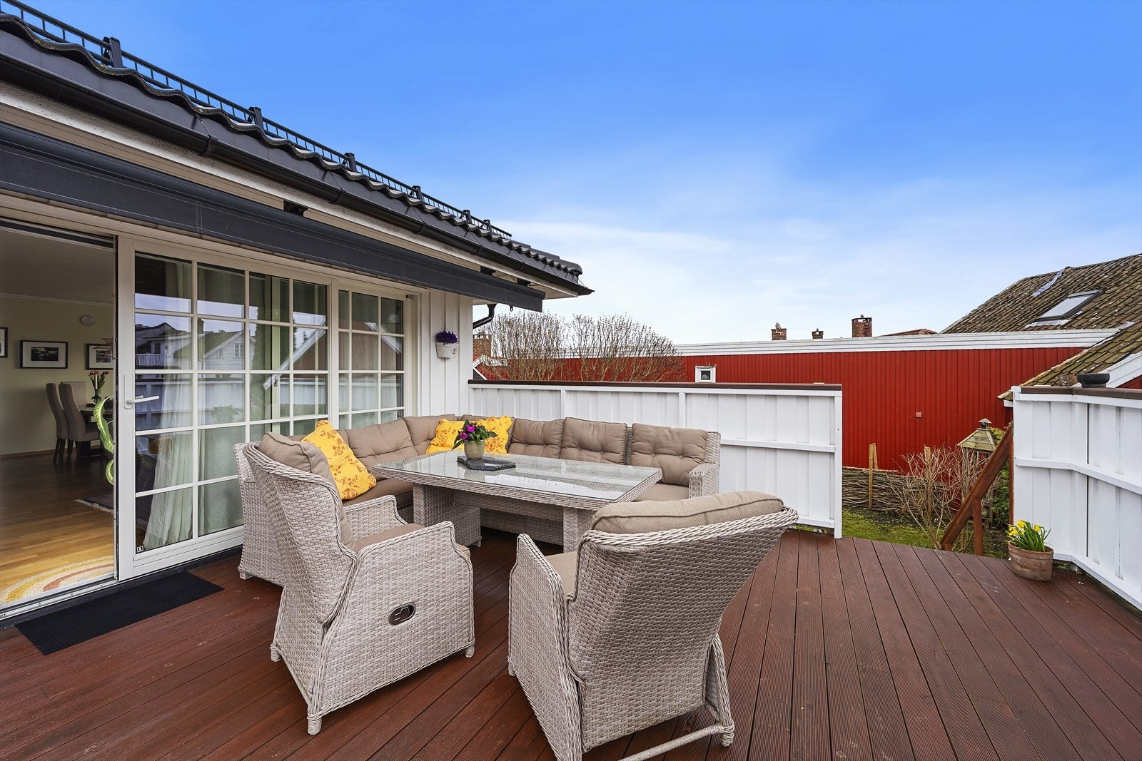 Terrassen har gode solforhold. Det er adkomst til hagen. Galleribilde
