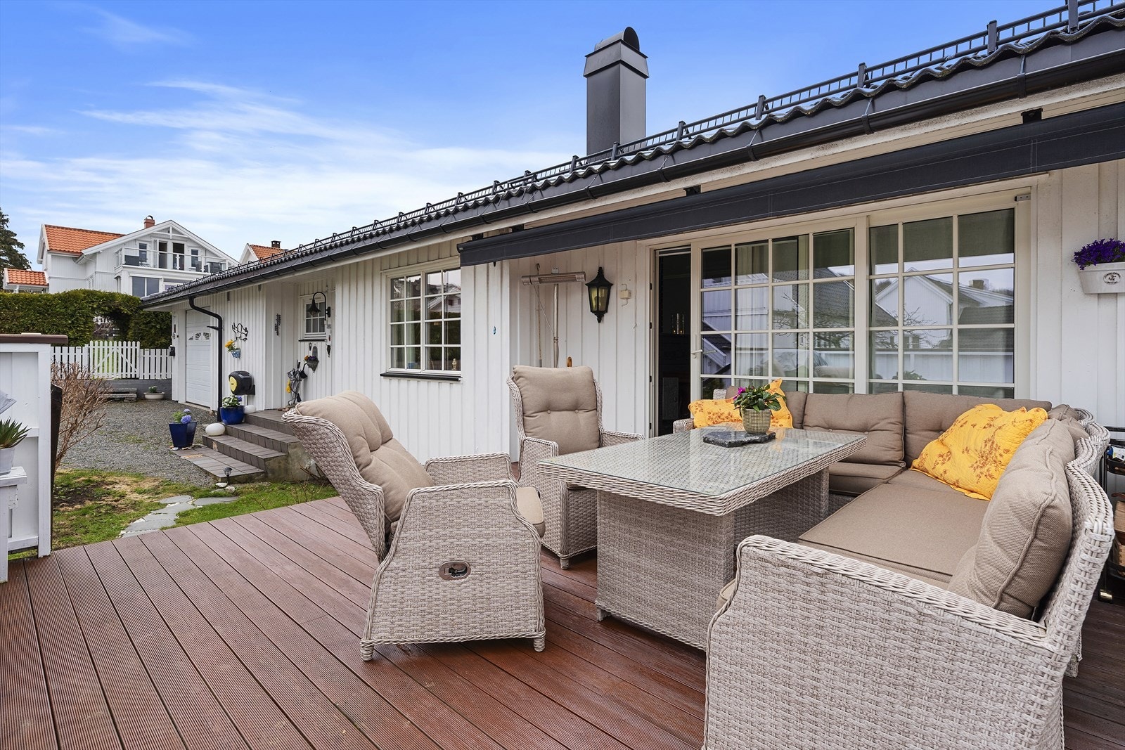 Boligen har solrik terrasse med markise Galleribilde