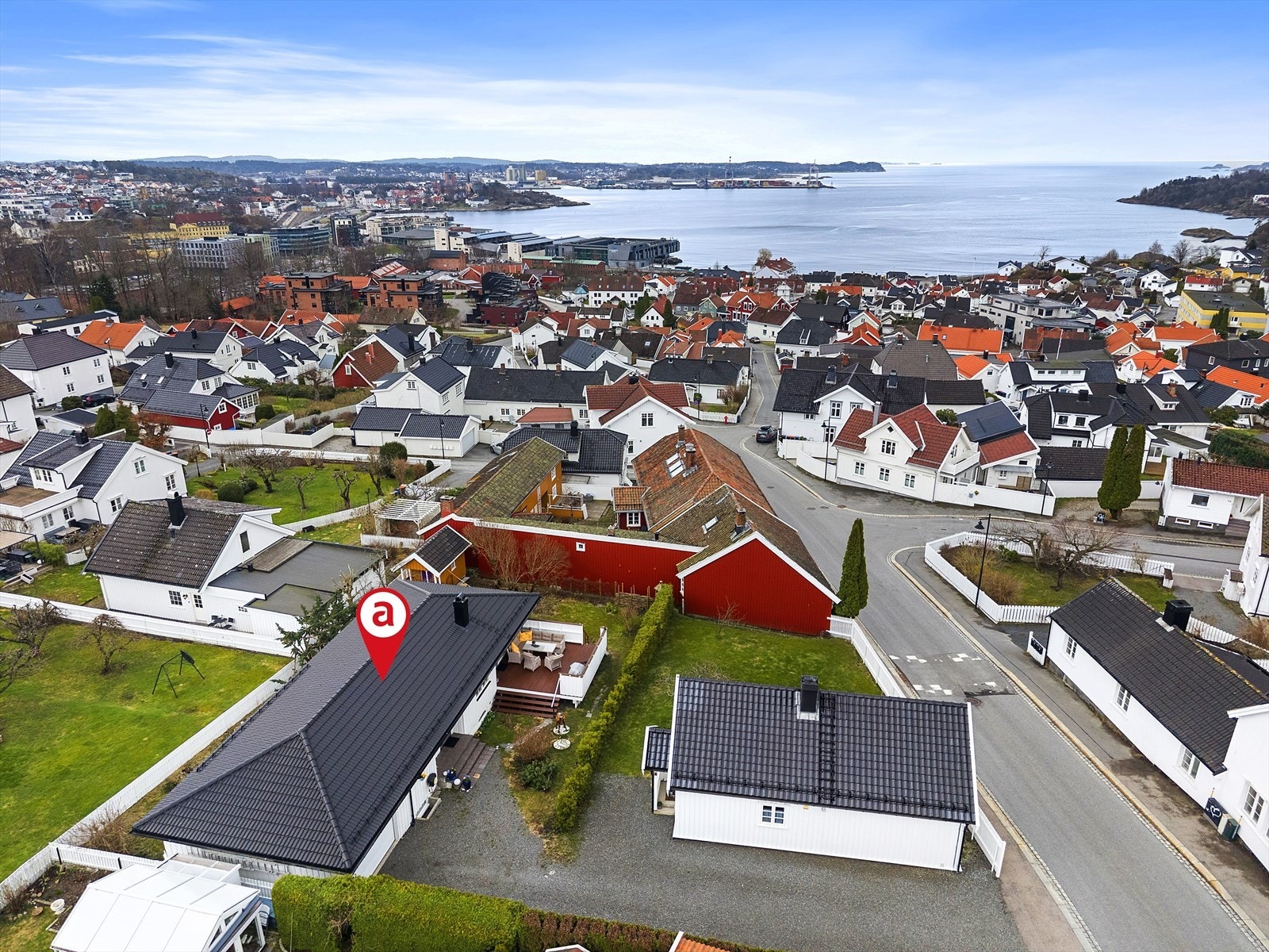 Boligen ligger usjenert og tilbaketrukket fra vei. Galleribilde