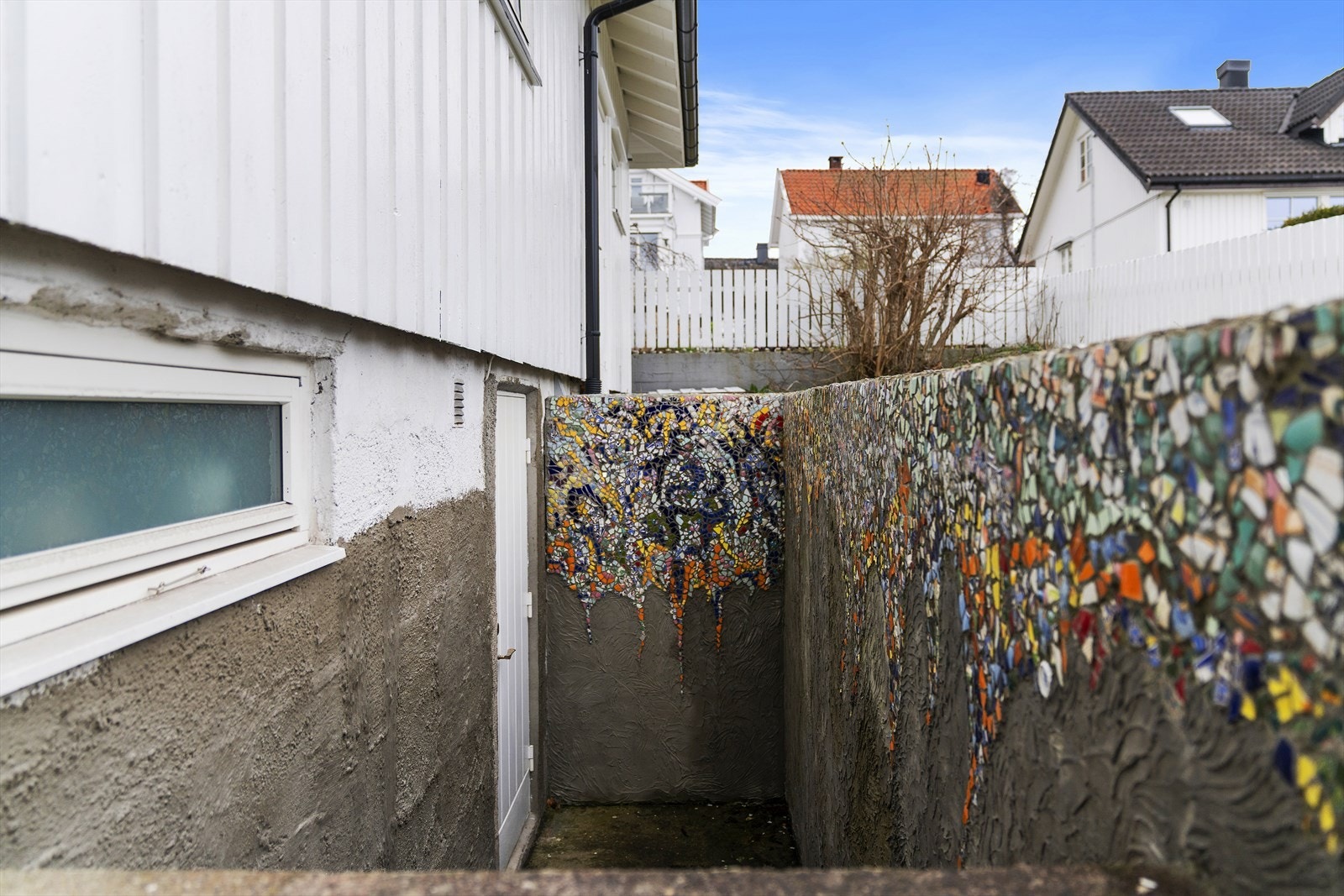 Fra underetasjen er det utgang ut. Murene er pyntet med mosaikk Galleribilde