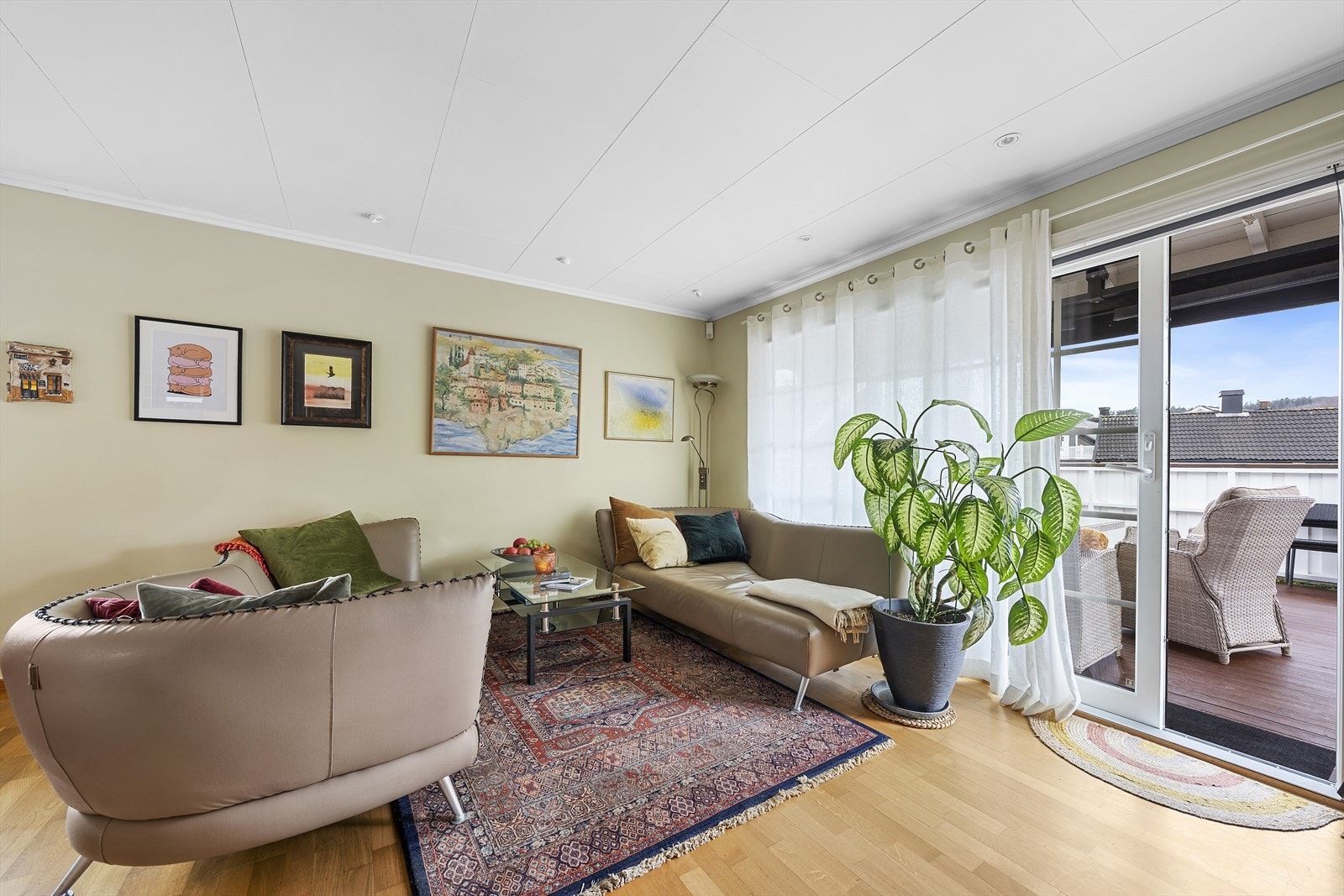 Stuen har adkomst ut til terrasse via stor skyvedør Galleribilde