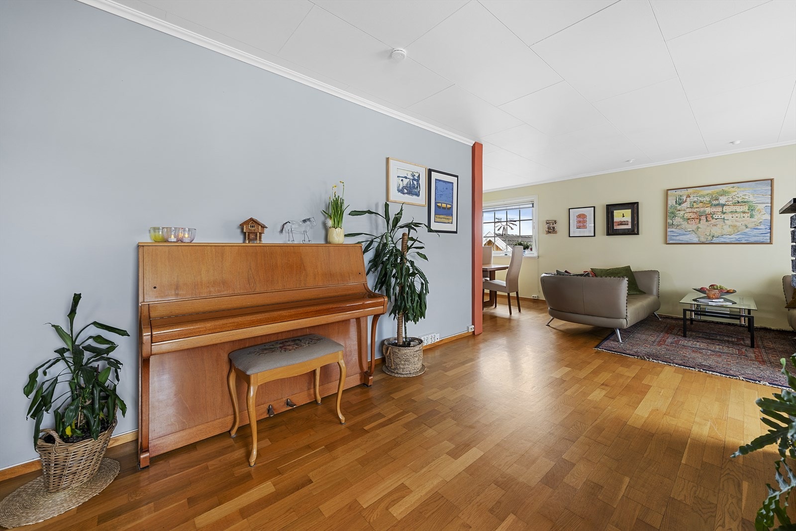 Stuen har flere møbeleringsmuligheter Galleribilde