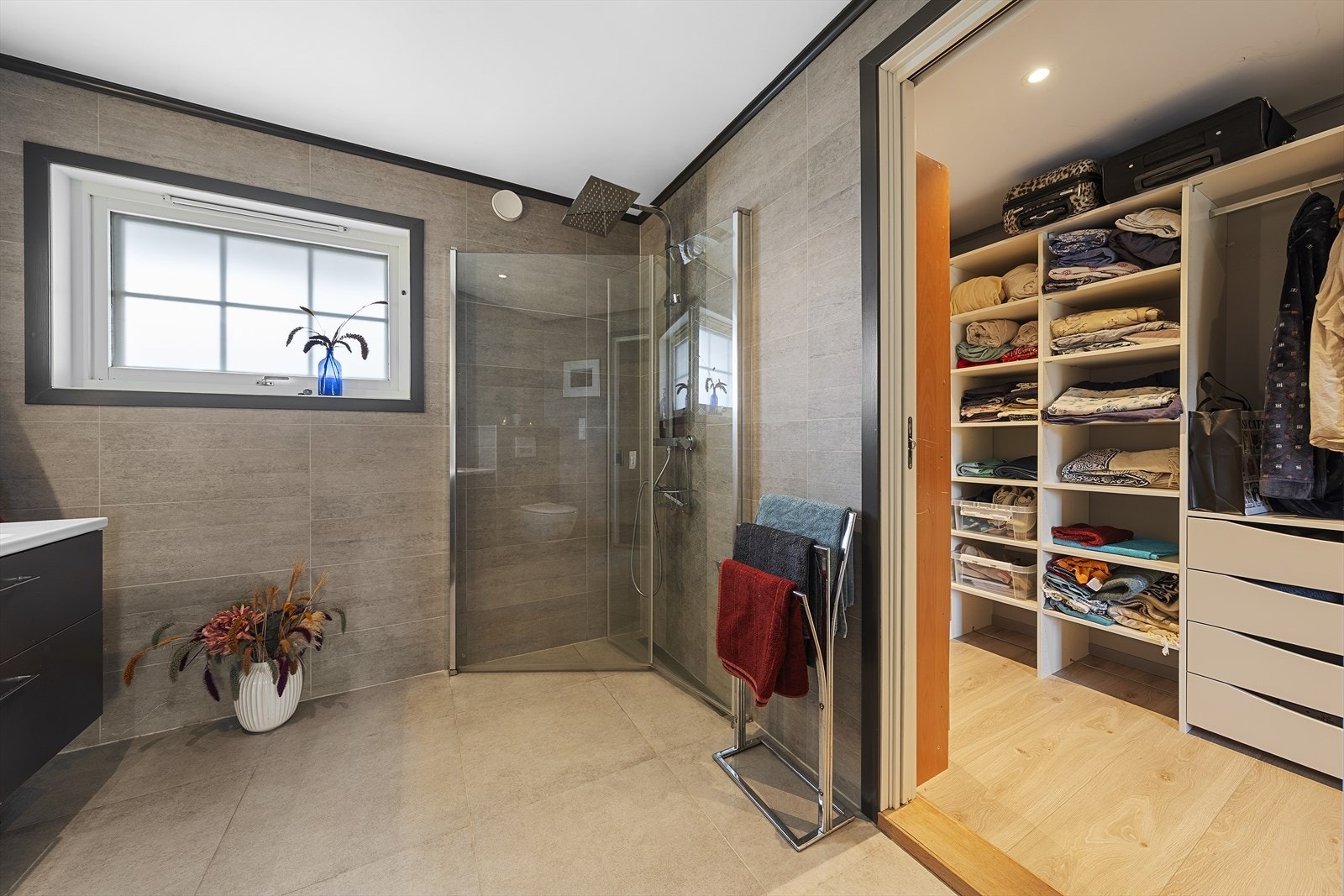 Badet har adkomst til walk in garderobe - og derfra dør til hovedsoverommet. Galleribilde