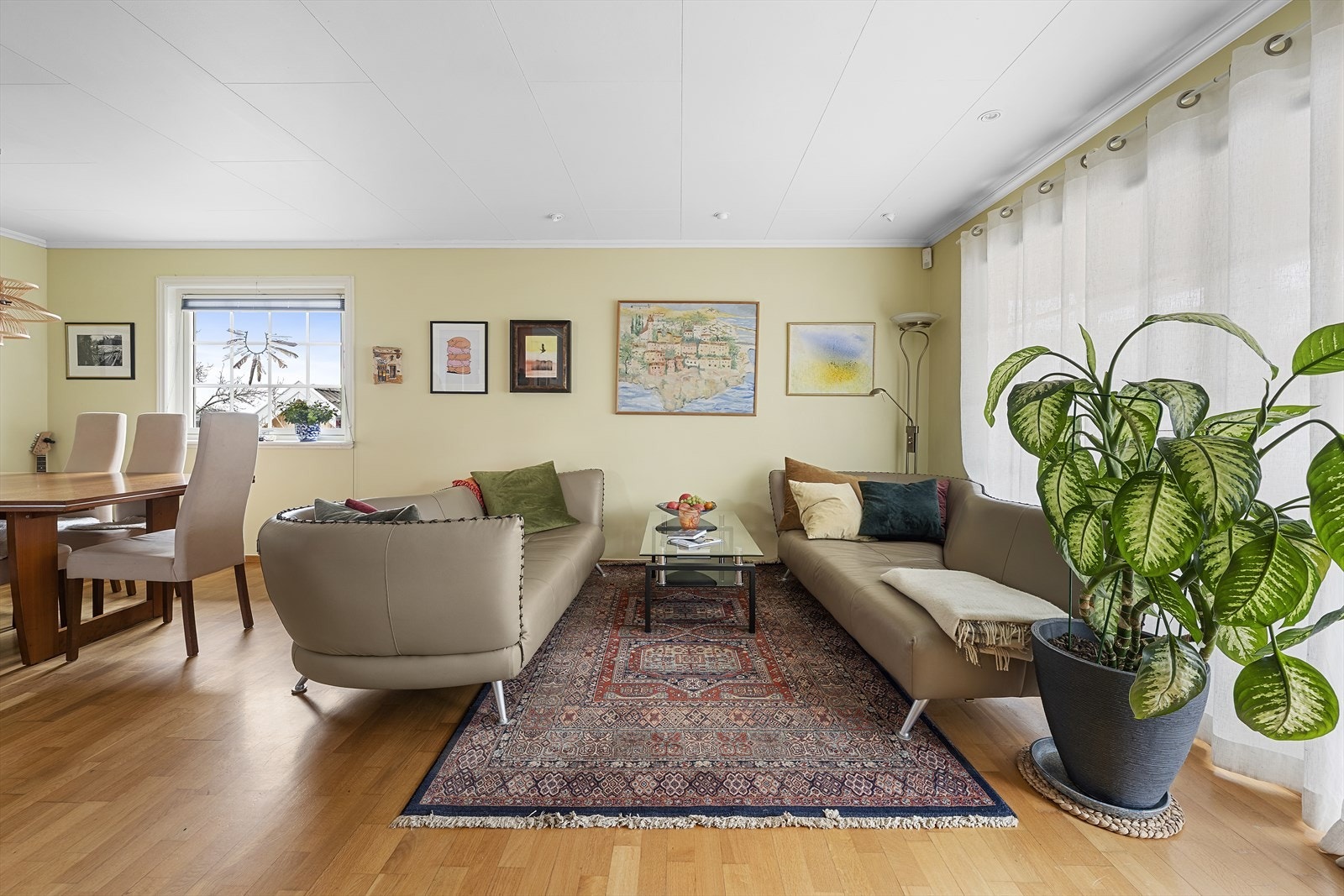 Stuen har god plass til sofagruppe og spisestue Galleribilde