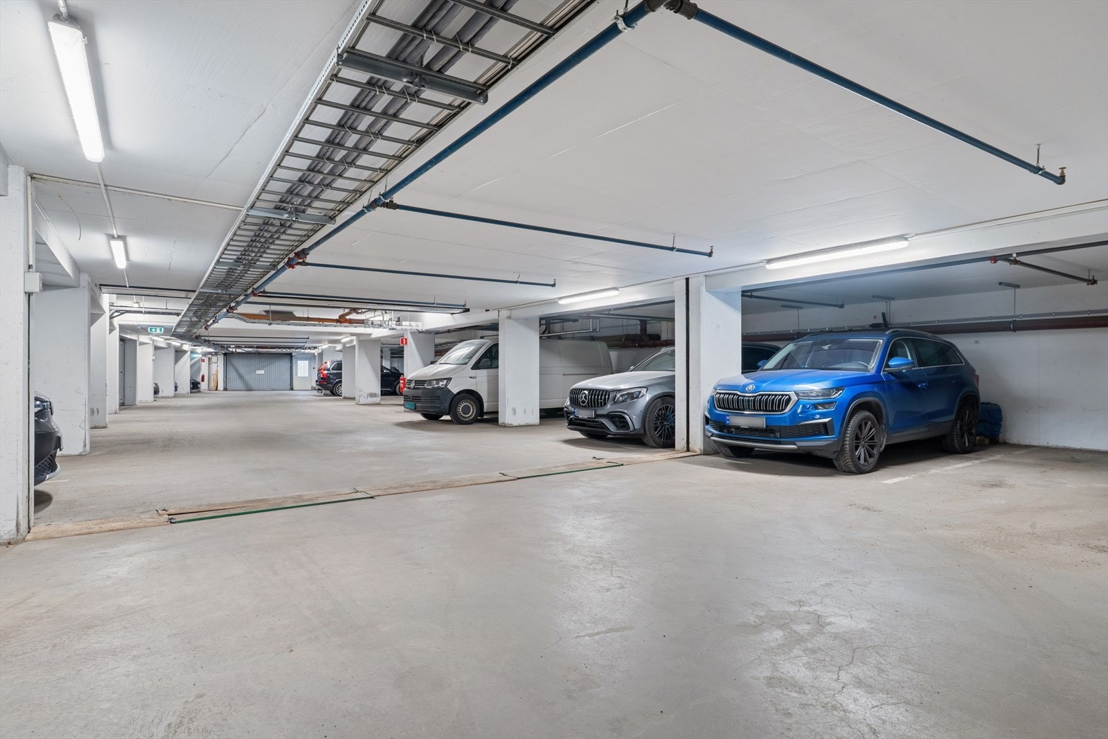 Leiligheten har en fast garasjeplass i felles garasjeanlegg i kjelleren. Galleribilde