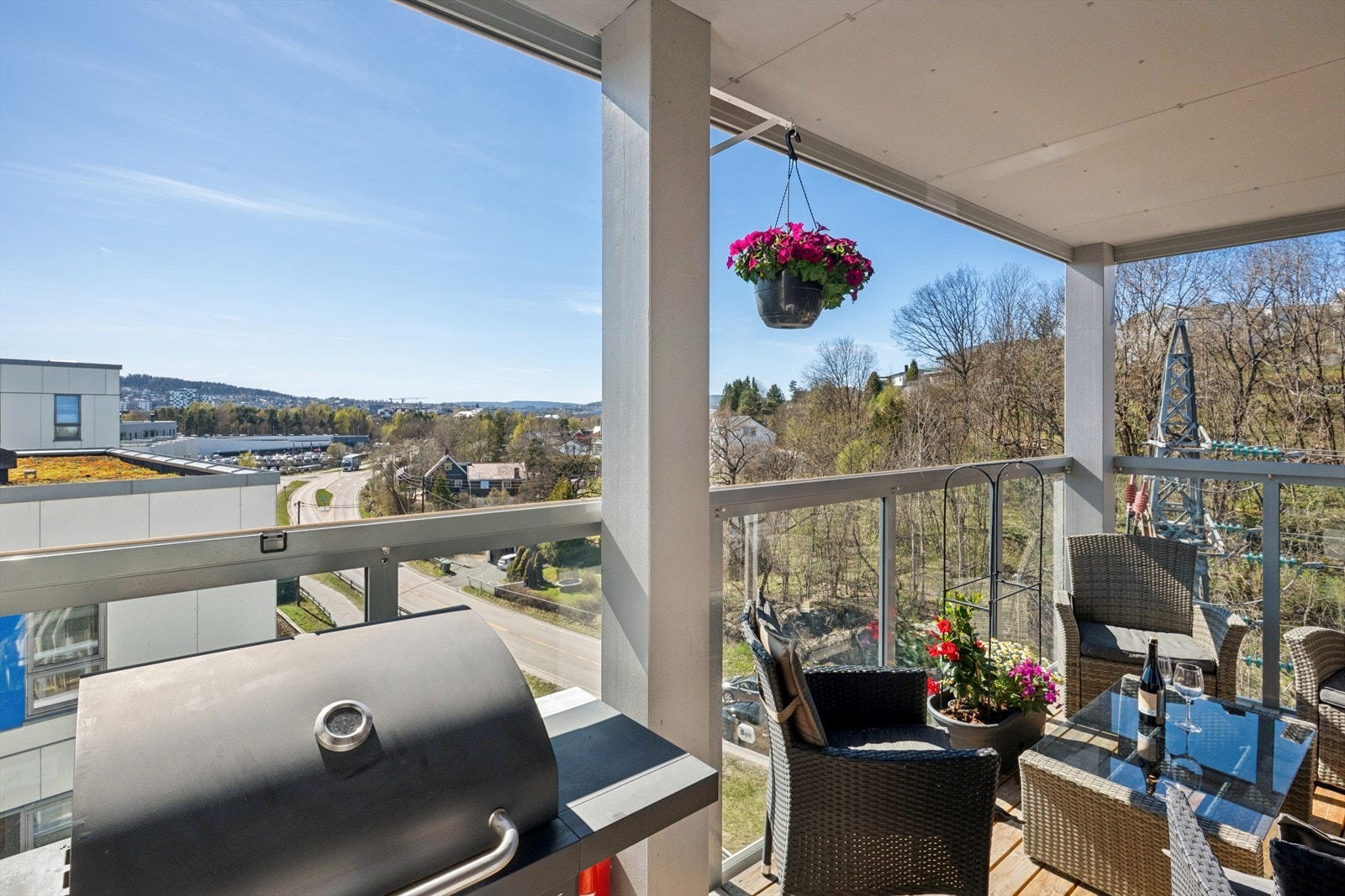 En flott 4-roms selveiet toppleilighet fra 2019 m/garasjeplass i Åråssvingen 23 søker ny eier! Galleribilde