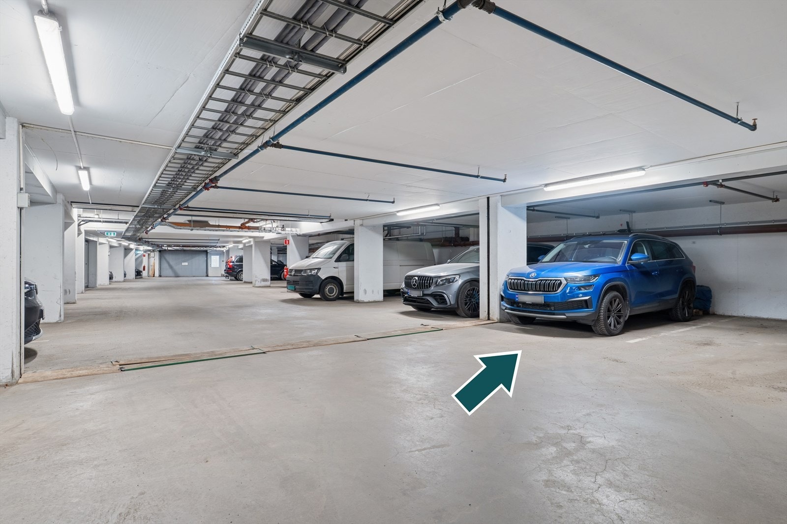 Leiligheten har en fast garasjeplass i felles garasjeanlegg i kjelleren. Galleribilde