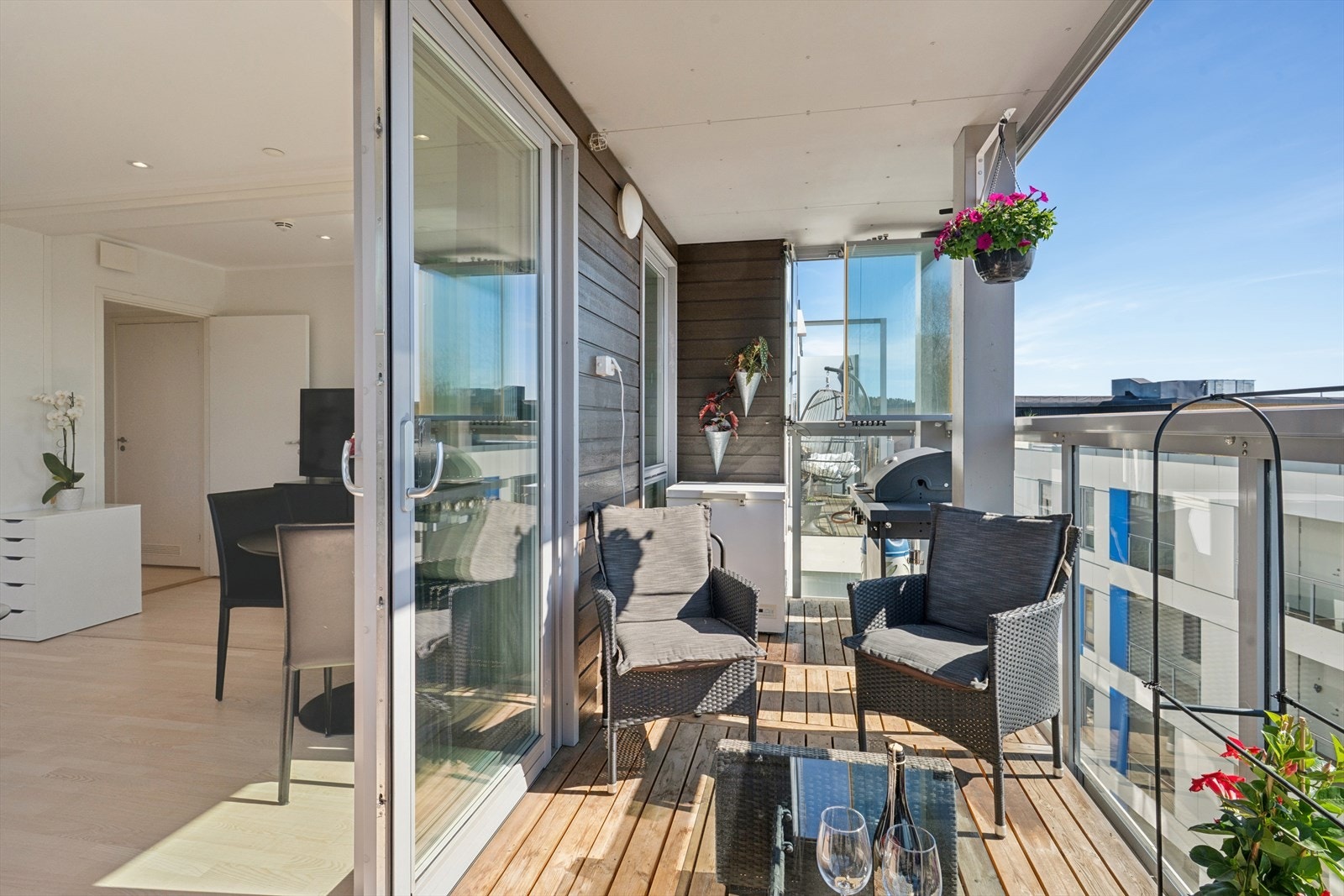 En deilig, innglasset balkong på 9 kvm med skyvedører fra stuen. Galleribilde