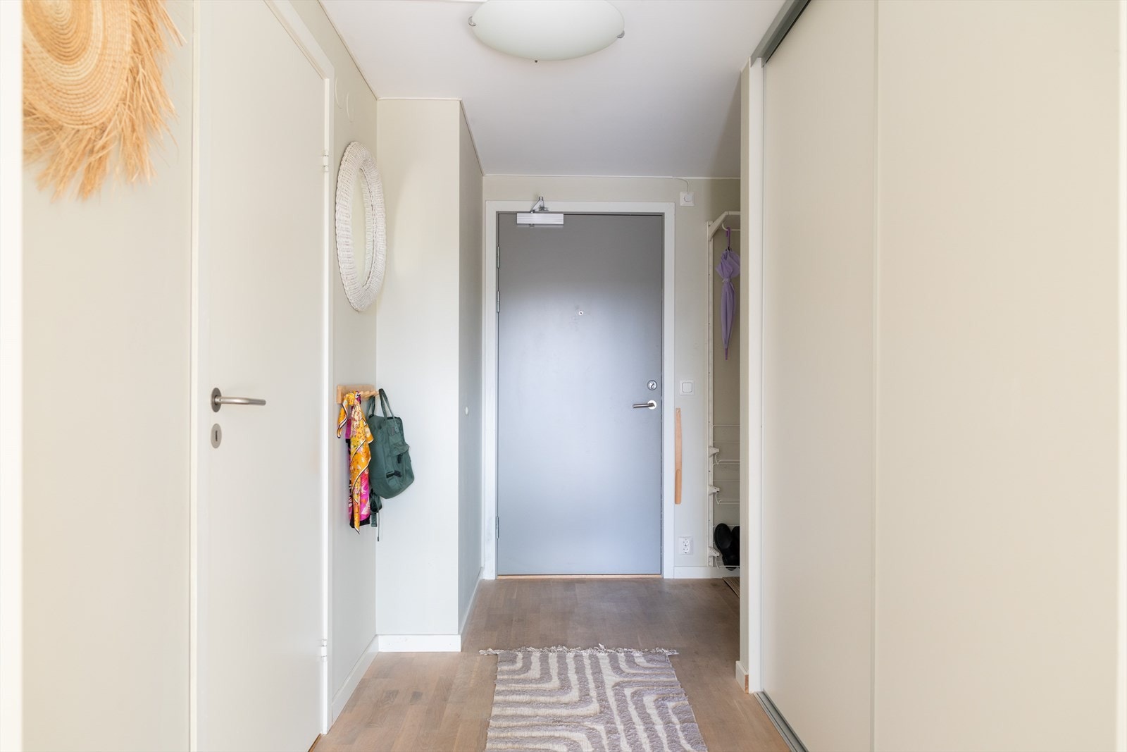 Entréen gir et svært godt førsteinntrykk og fremstår både innbydende og funksjonell. Romslig skyvedørsgarderobe med svært gode oppbevaringsmuligheter til blant annet støvsuger, sesongutstyr og annet man ønsker å oppbevare skjult. Galleribilde