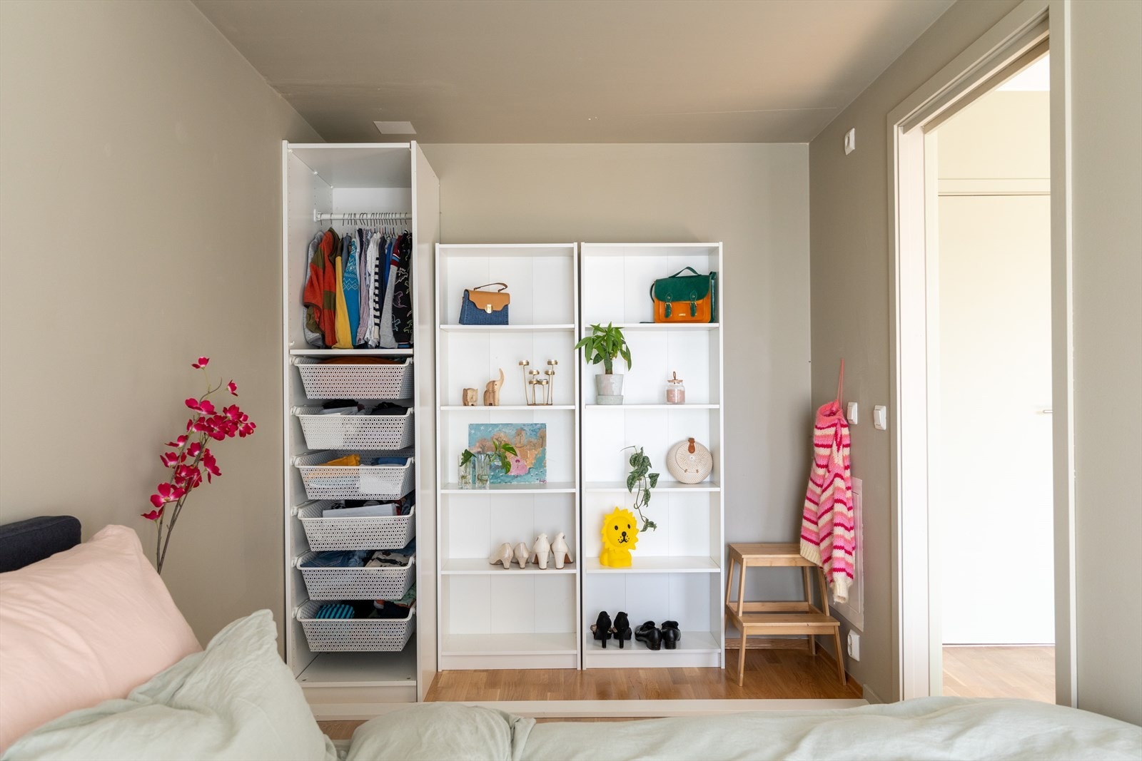Soverommet har god plass til å innrede med diverse oppbevaringsmuligheter. Galleribilde