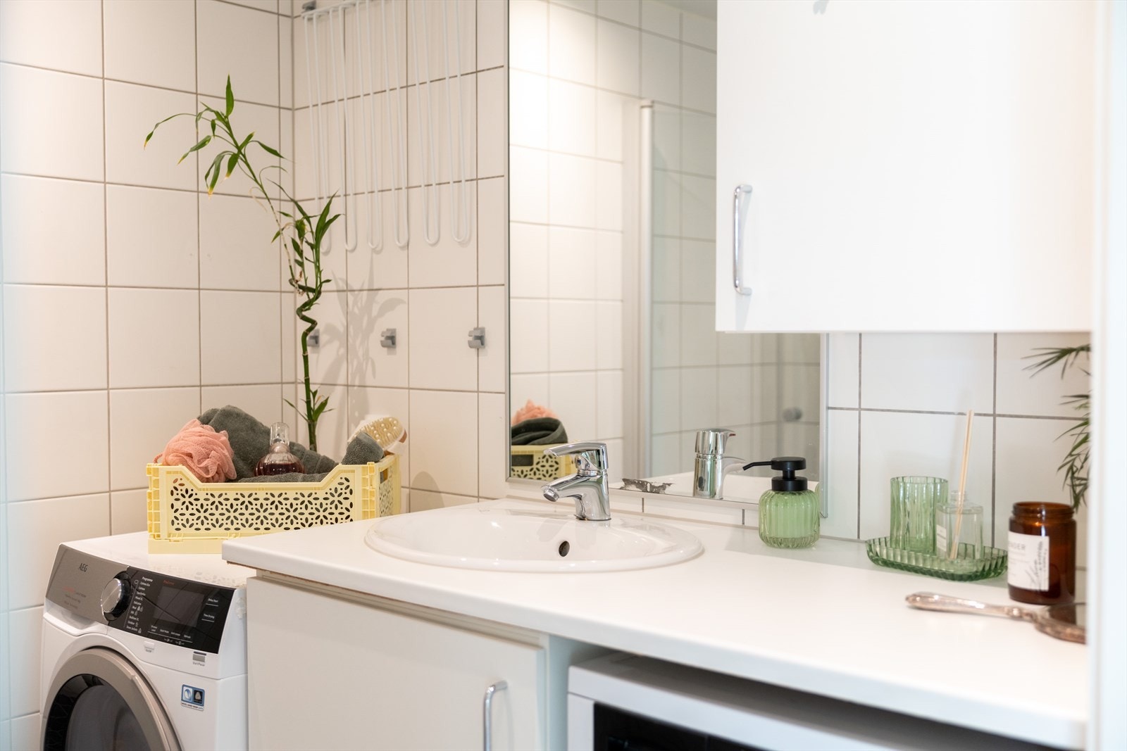 Innredningen består blant annet av vegghengt toalett, servant med skapinnredning og speil med belysning. Det er opplegg og plass til vaskemaskin og tørketrommel. Galleribilde