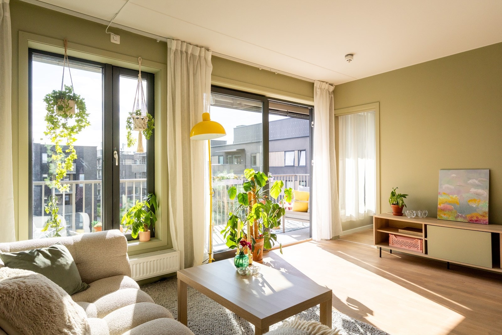 Stuen har god plass til både større sofagruppe, TV-seksjon, og øvrig møblement. Galleribilde