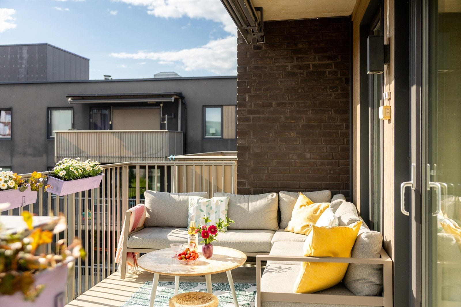 Balkongen har god plass til loungesett, spisegruppe, grill og beplantning. Galleribilde