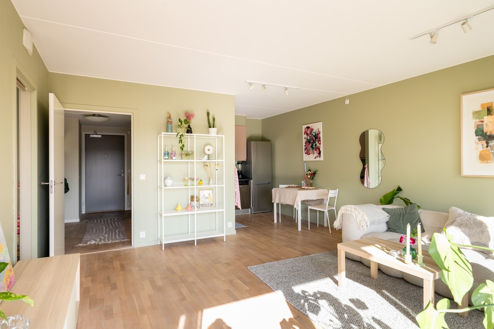 Stor og svært innbydende stue med delvis åpen løsning mot kjøkkenet, noe som skaper en sosial planløsning samtidig som rommene oppleves naturlig sonedelt. Galleribilde