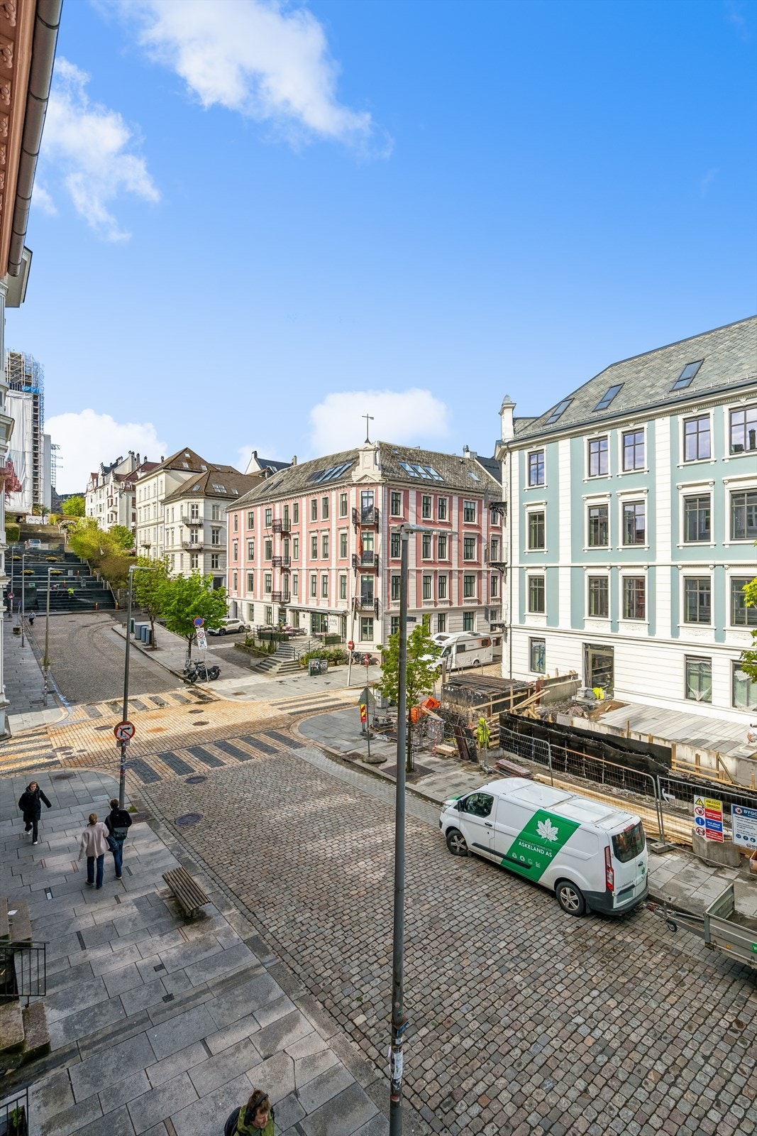 Beliggenheten gir umiddelbar nærhet til byens fasiliteter, butikker og kulturtilbud. Galleribilde