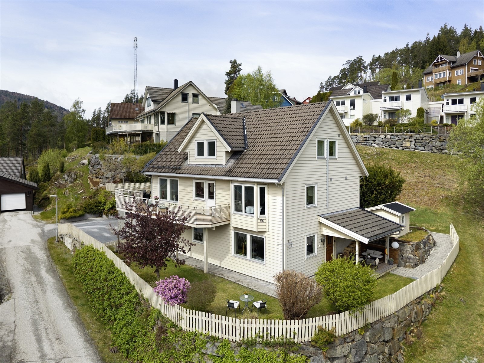 Velkommen til Tjødnali 56 - Ein romsleg familiebustad med utleigedel på Kjørnes. Galleribilde
