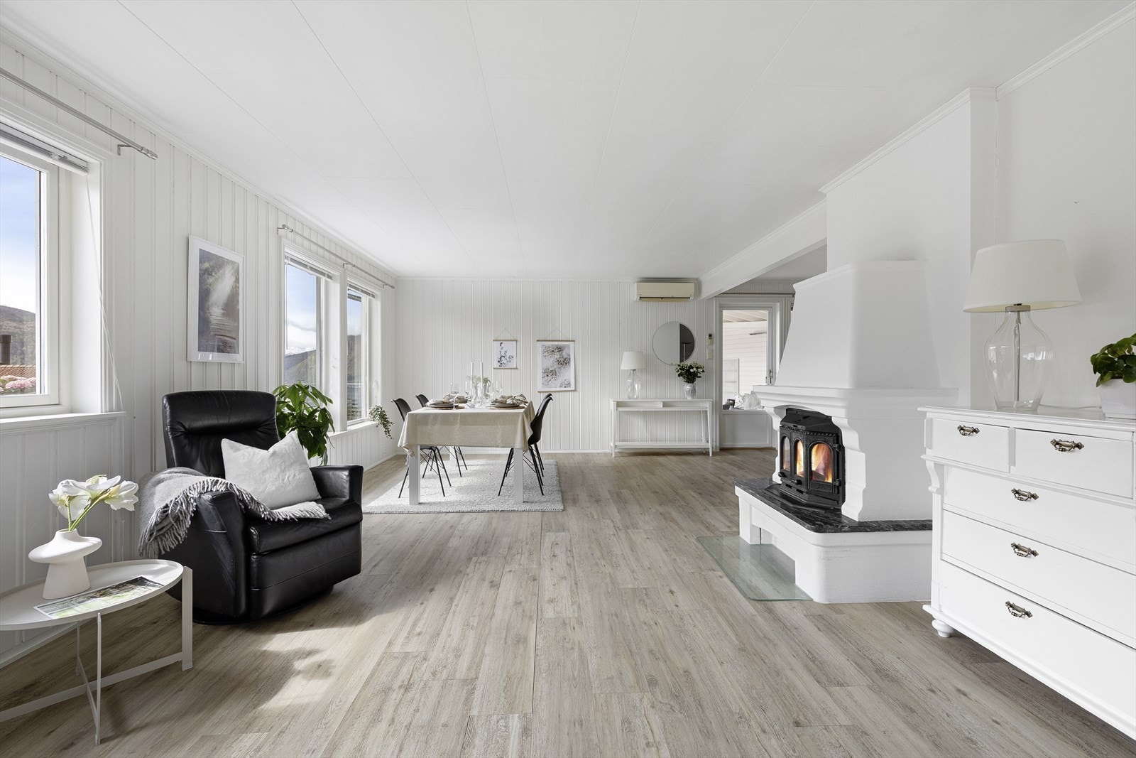Stove av særs god størrelse. Her er god plass til møblering av fleire sittegrupper, samt spisebord. Galleribilde